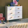 Voir la diapositive 3 : SWEEEK Commode enfant. décor bois. blanc. 3 tiroirs. pieds et poignées nuage en pin