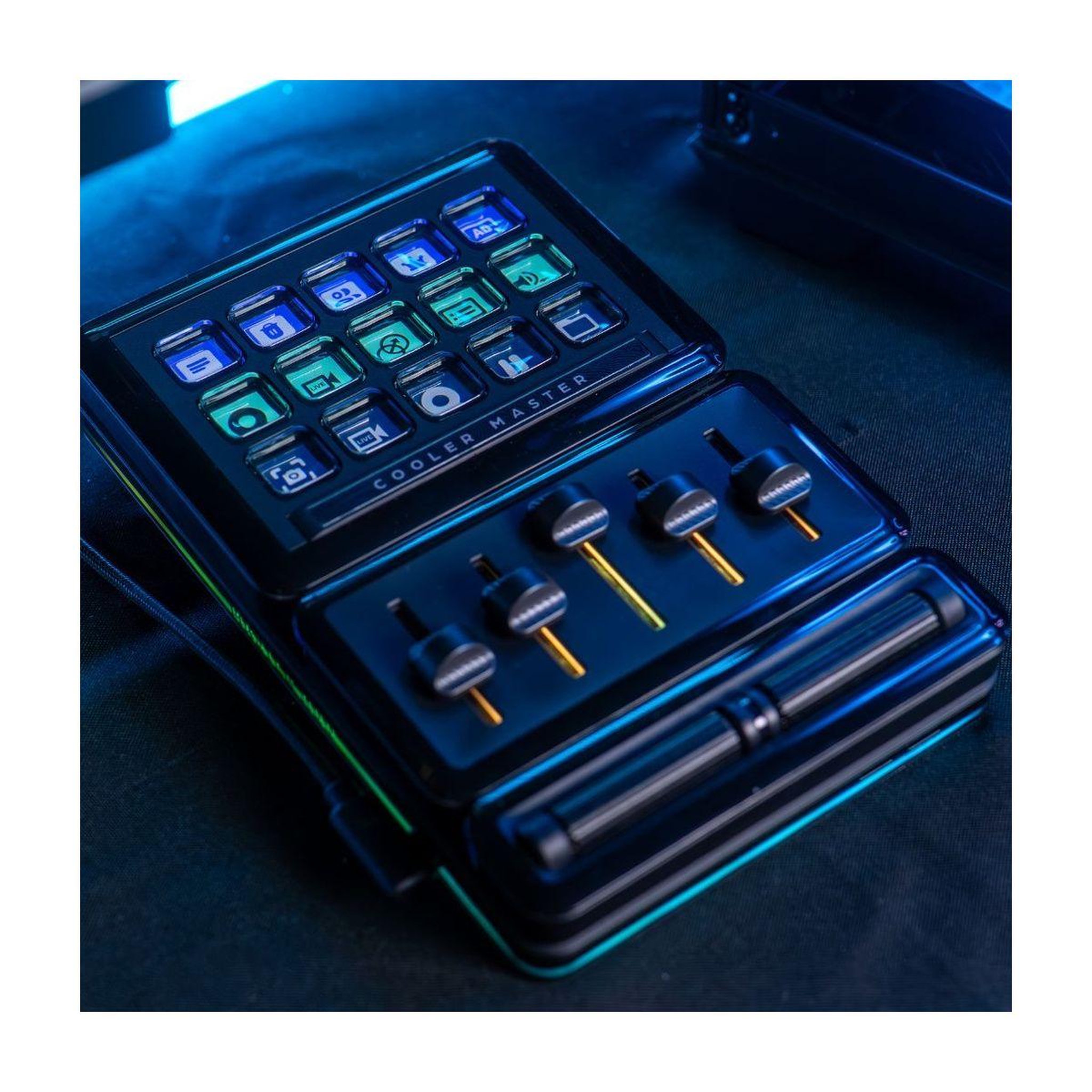 Voir la diapositive 2 : Cooler Master Boitier de contrôle masterhub encoder module