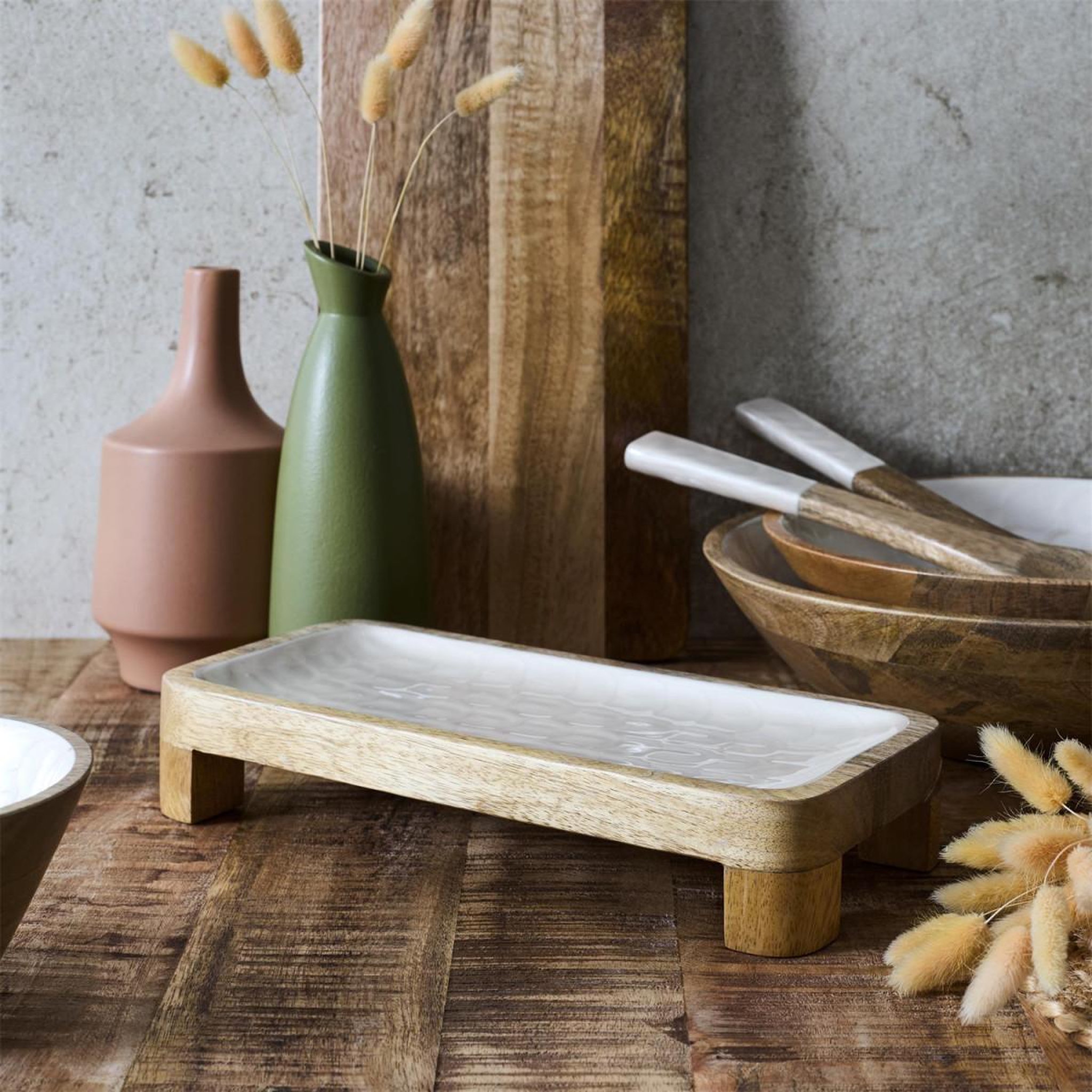 Voir la diapositive 4 : The Home Deco Factory Plat de présentation en bois  nerina  30cm beige