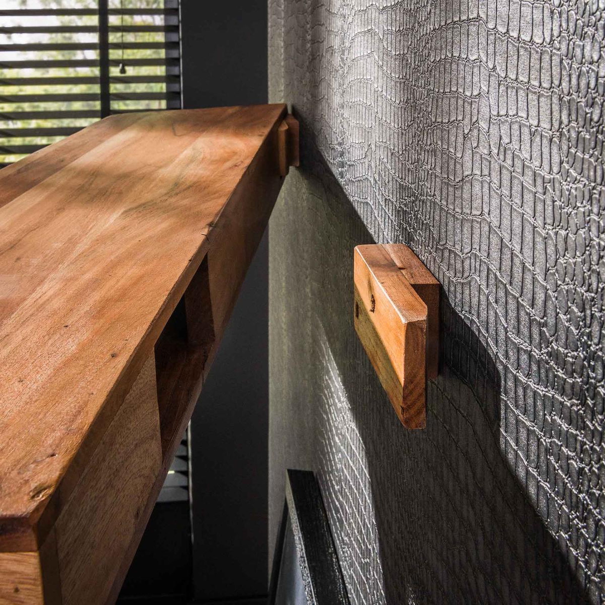 Voir la diapositive 3 : JLC KREATION Étagère murale en bois d'acacia massif 200cm troncia