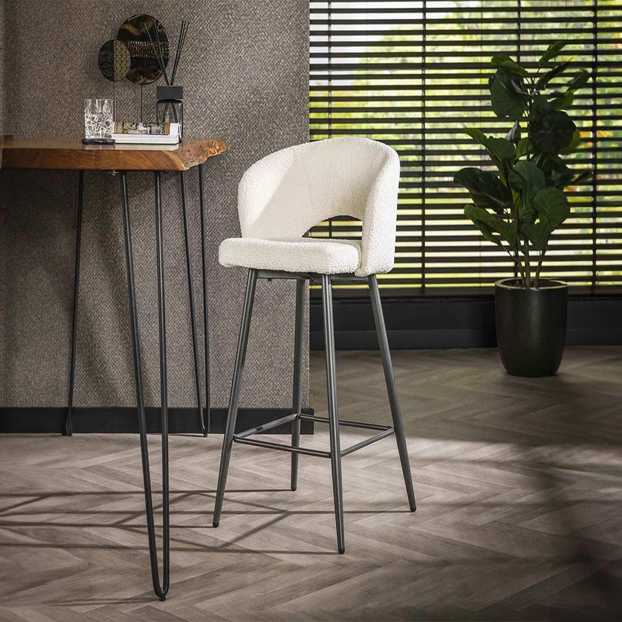 Voir la diapositive 3 : LISA DESIGN Pattaya - lot de 2 tabourets de bar - en tissu bouclette blanc