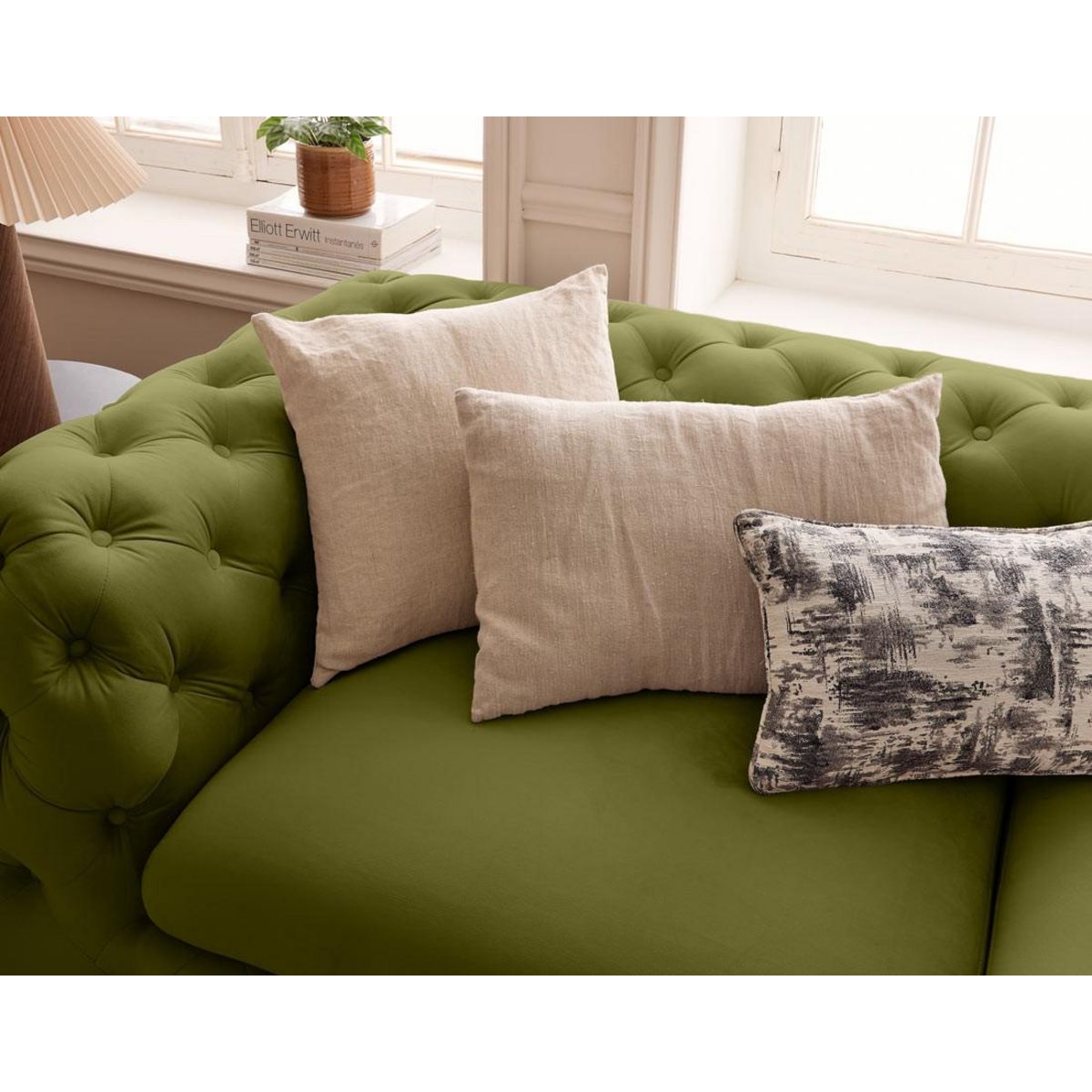 LISA DESIGN Camden - canapé 3 places chesterfield en velours - pieds en métal doré