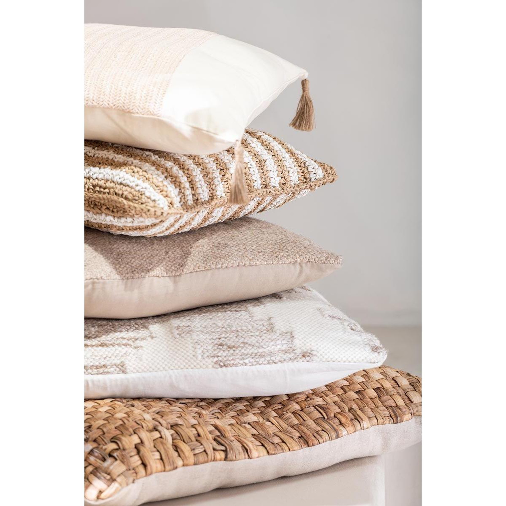 Voir la diapositive 4 : J-LINE Coussin déco rayure  bali  45x45cm naturel