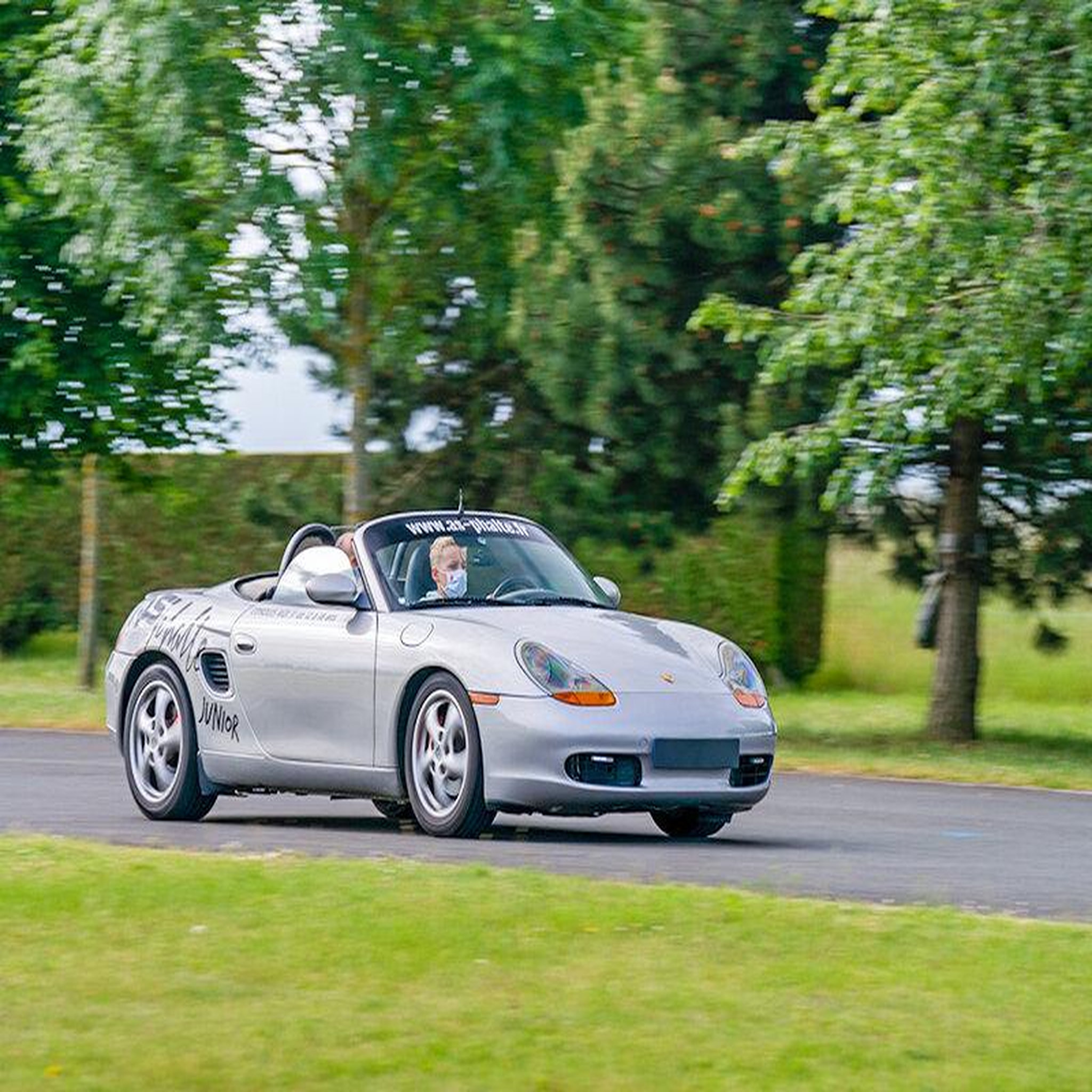 Voir la diapositive 4 : Smartbox Pilotage pour enfant : 2 tours en Porsche Boxster - Coffret Cadeau Sport & Aventure