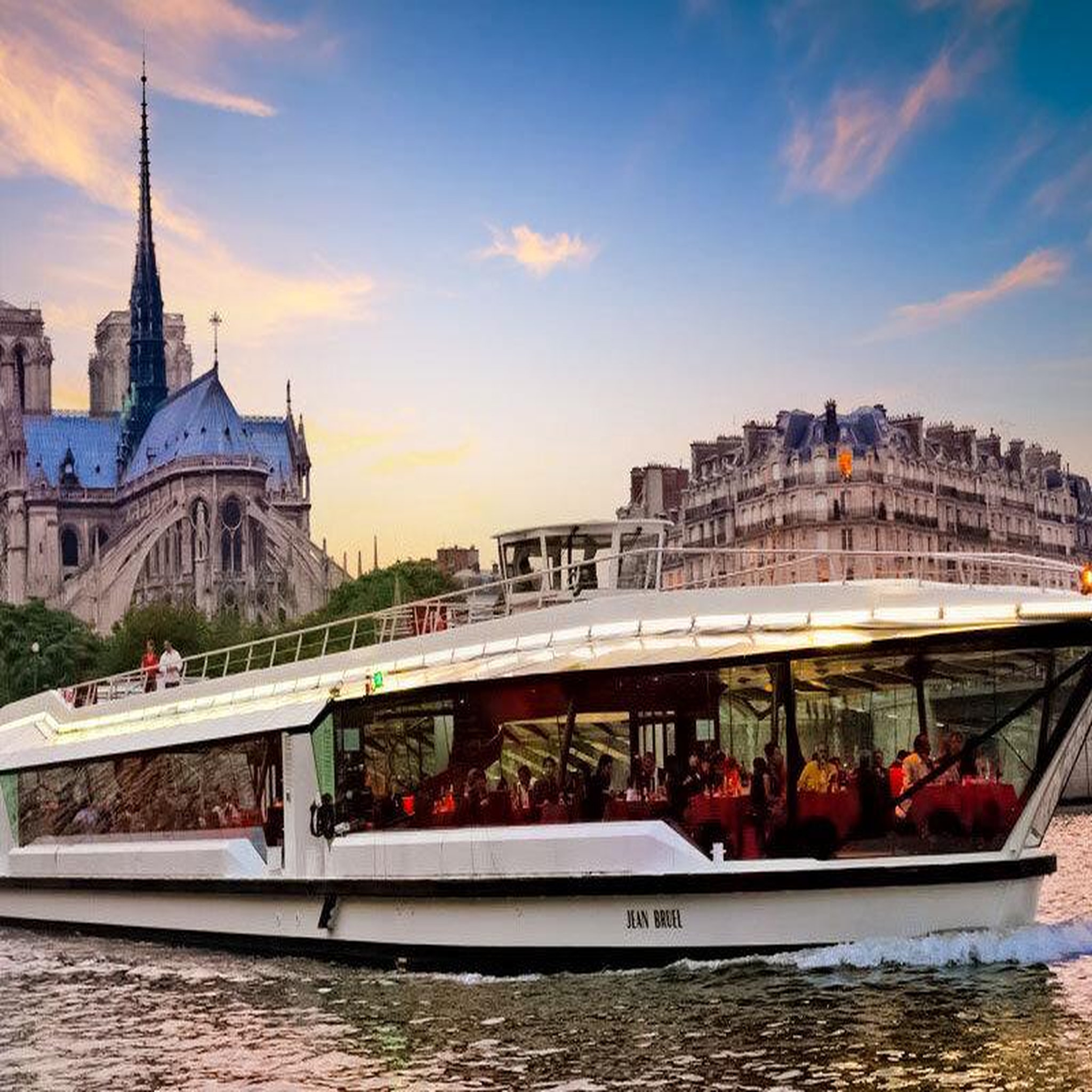 Voir la diapositive 4 : Smartbox Croisière sur la seine en bateau-mouche pour 2 adultes - coffret cadeau sport & aventure