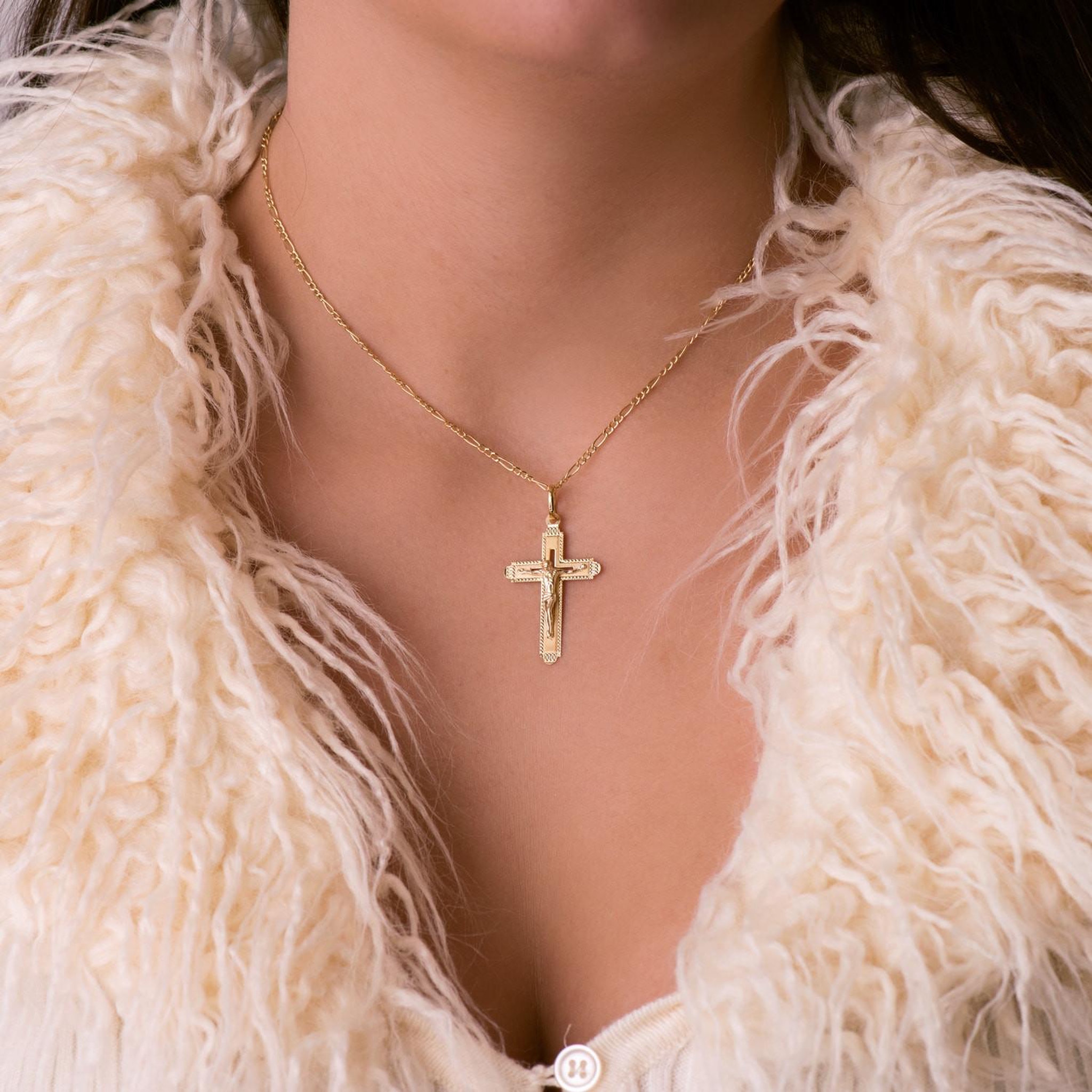 Voir la diapositive 2 : L'ATELIER D'AZUR Pendentif  - Médaille Christ sur la Croix Or 18 Carats 750 Jaune - Chaine Offerte