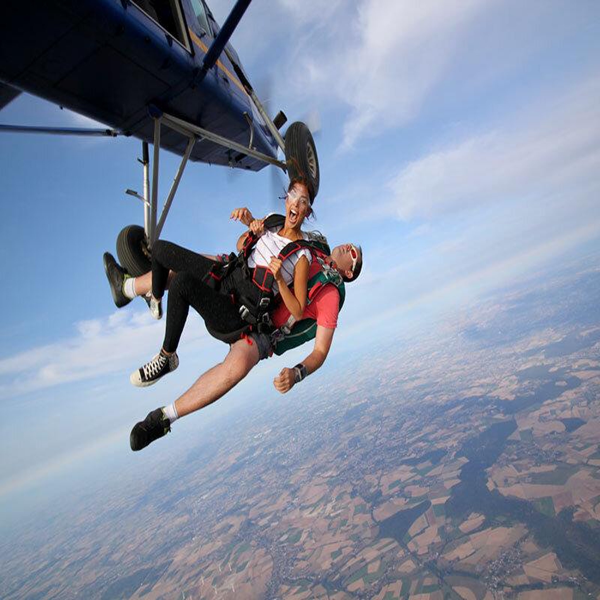 Voir la diapositive 2 : Smartbox Saut en parachute en tandem avec un moniteur près de maubeuge - coffret cadeau sport & aventure