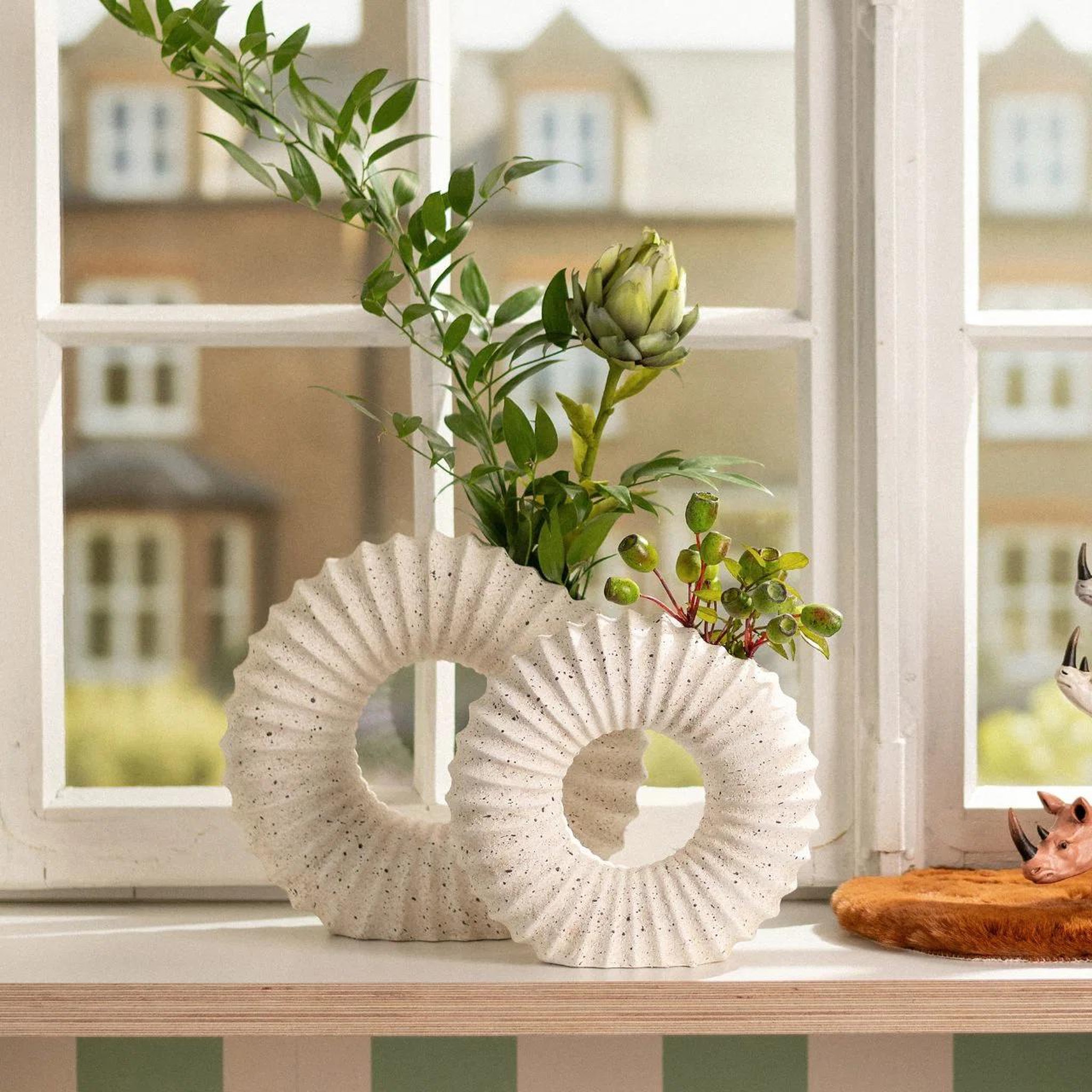 Voir la diapositive 3 : Eden Vase décoratif en céramique forme anneau moderne