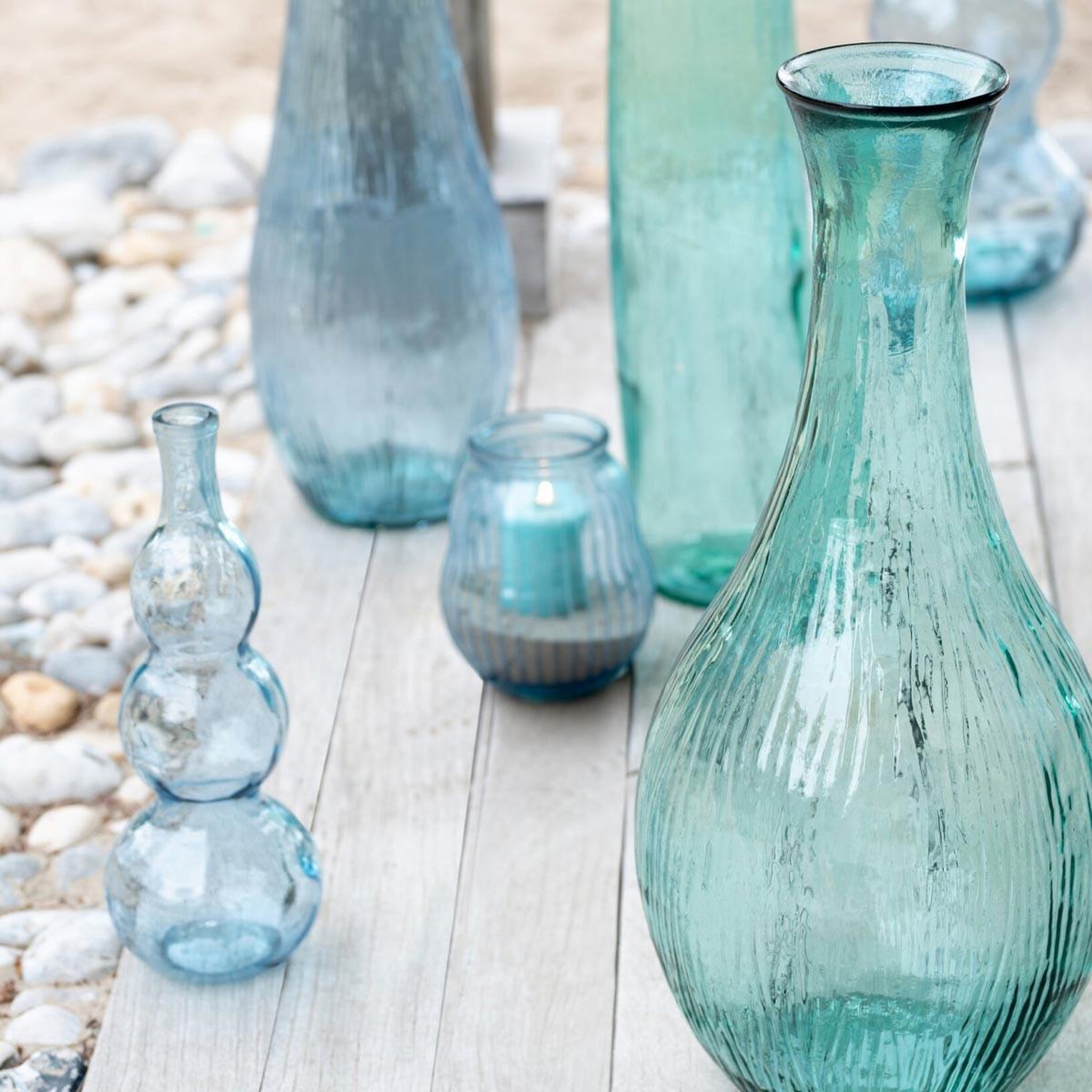 Voir la diapositive 2 : J-LINE Photophore design en verre  ligné  23cm bleu