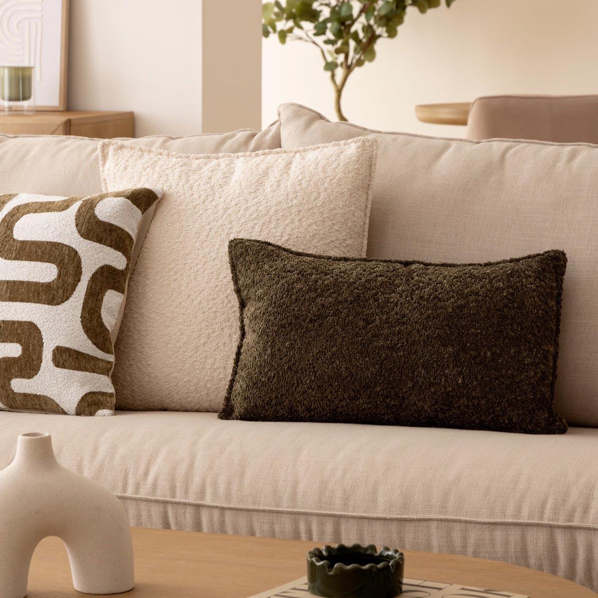 Voir la diapositive 5 : ATMOSPHERA Coussin déco bouclette  soana  30x50cm kaki