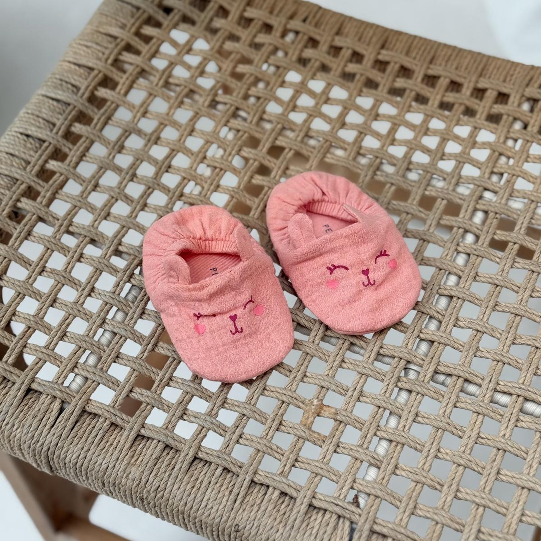 Voir la diapositive 3 : Petit Béguin Chaussons bébé en gaze de coton santa giulia