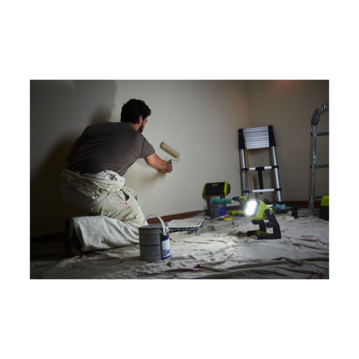 Ryobi Pack RYOBI Projecteur LED 18V One+ 1800 lumens RLFD18-0 - 1 Batterie 5.0Ah - 1 Chargeur rapide RC18
