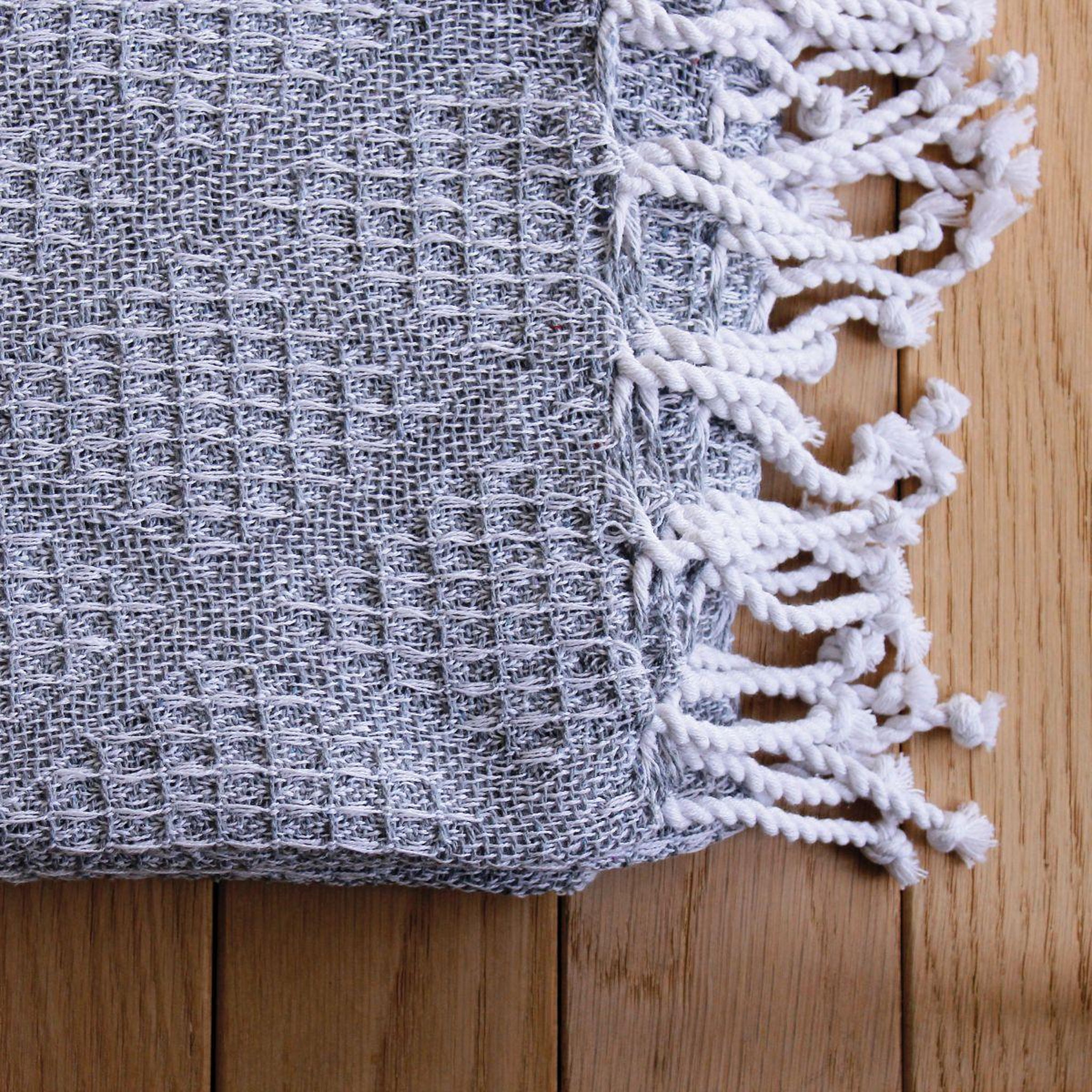Voir la diapositive 2 : ENJOY HOME Plaid à franges en coton  dune  130x160cm gris clair