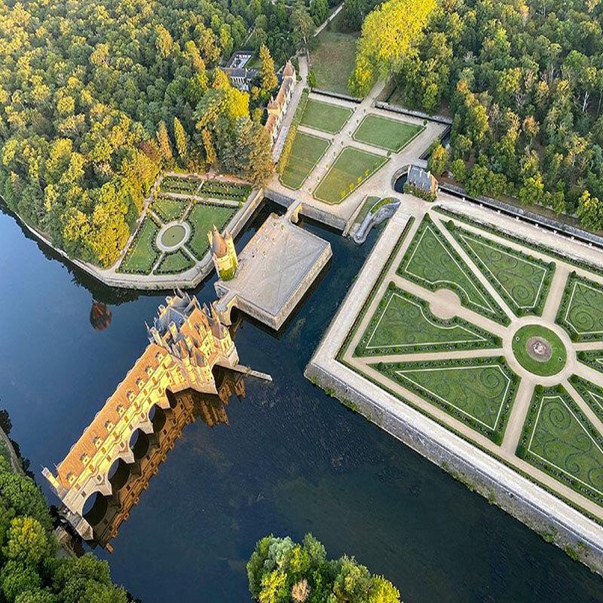 Voir la diapositive 4 : Smartbox Vol en montgolfière au-dessus de chenonceaux en semaine - coffret cadeau sport & aventure