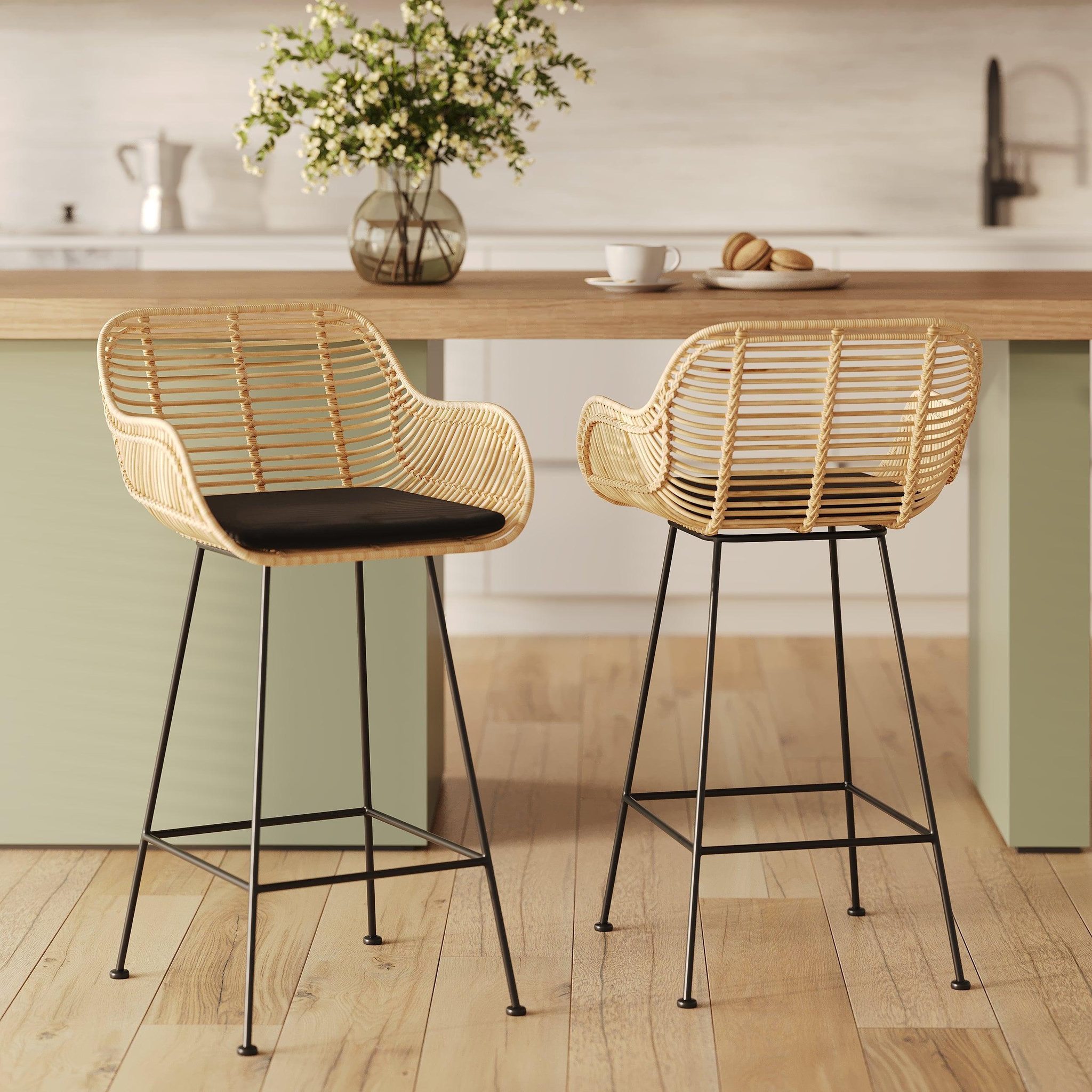 Voir la diapositive 2 : MAISON PAVANE Lot de 2 chaises pour îlot central 66 cm en rotin et tissu noir-pops
