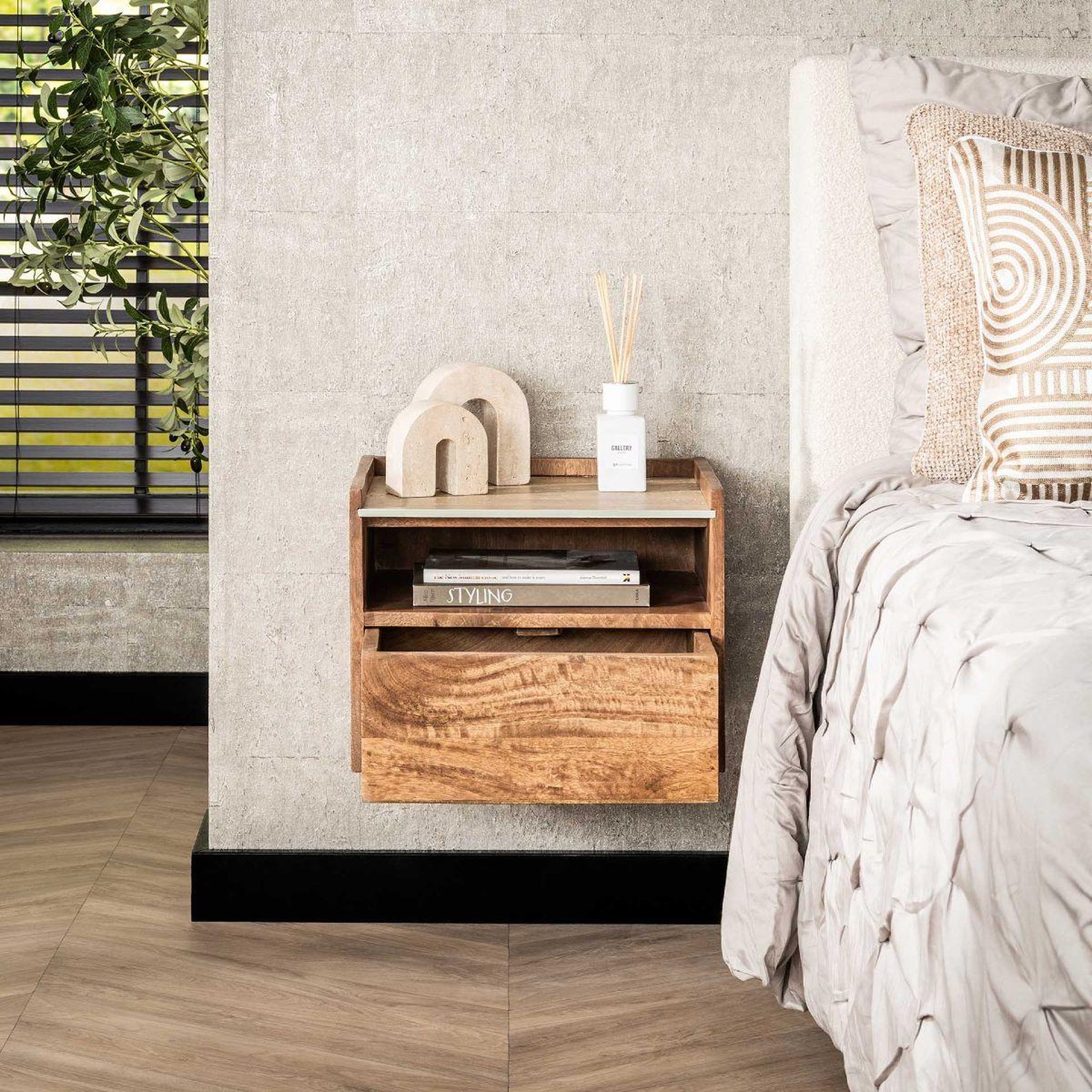 Voir la diapositive 3 : JLC KREATION Table de chevet en bois massif roccia l