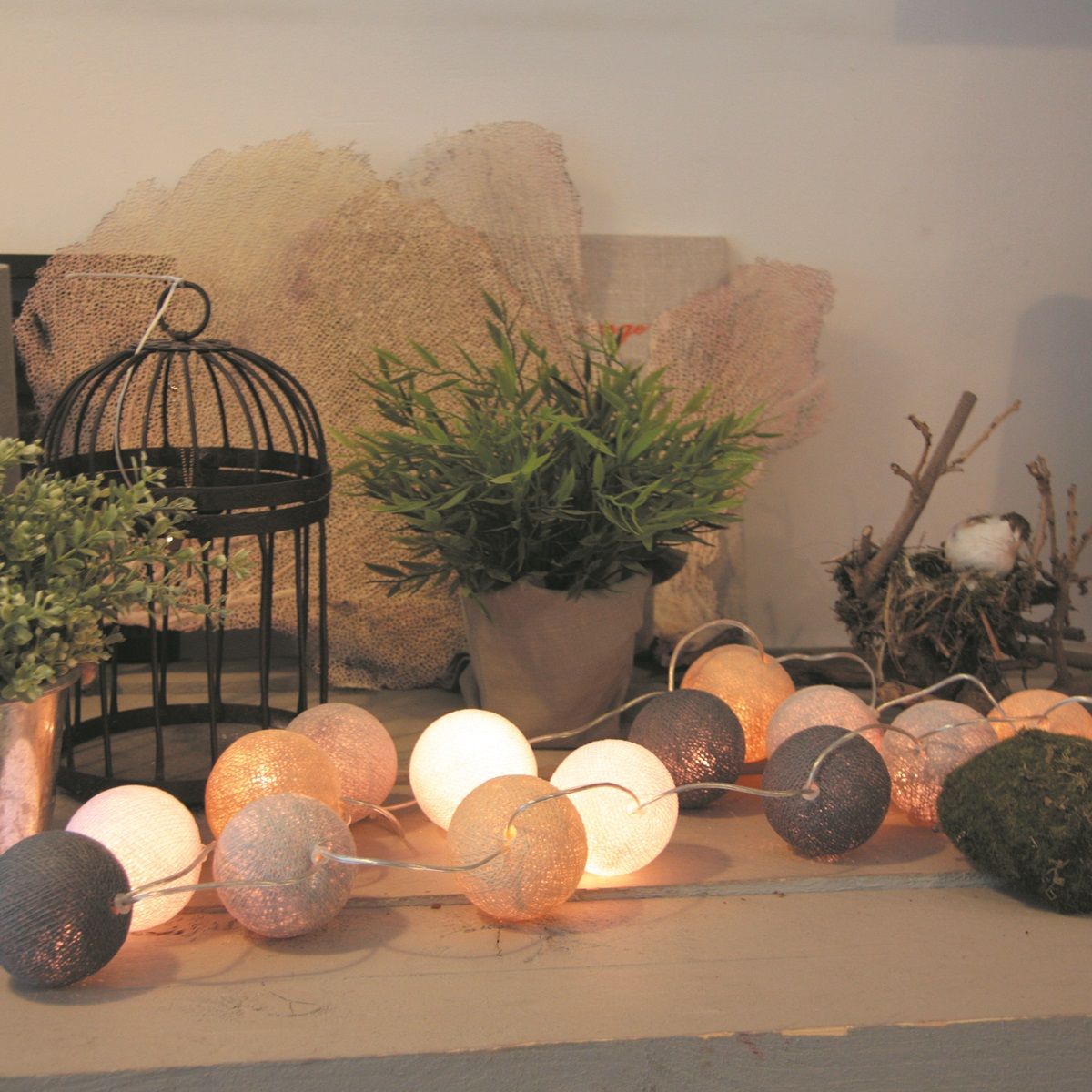 Guirlande lumineuse de 20 boules en coton coloris gris et lin