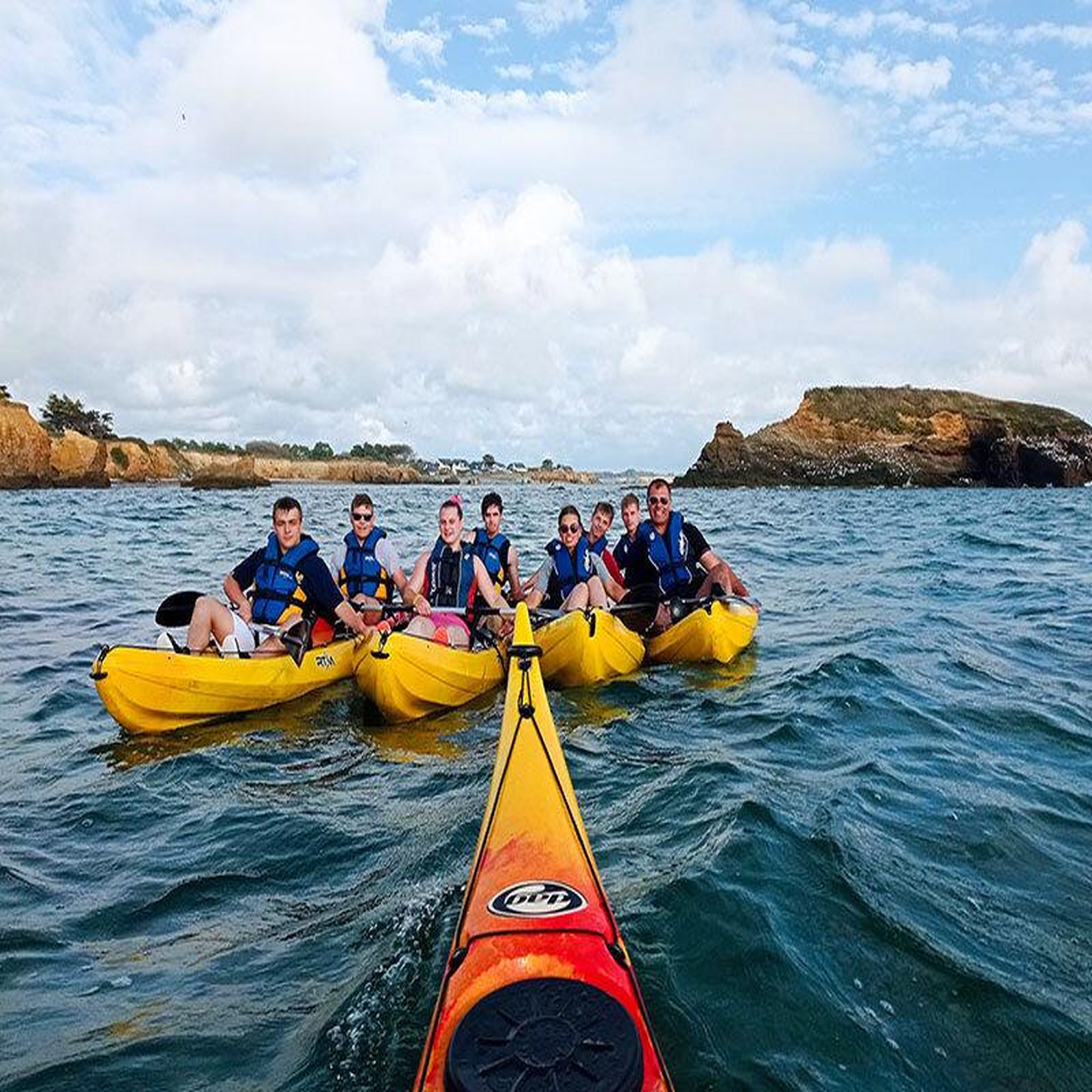 Voir la diapositive 3 : Smartbox Circuit de 2 jours en canoë-kayak avec nuit en tente pour 3 personnes près de vannes - coffret cadeau sport & aventure