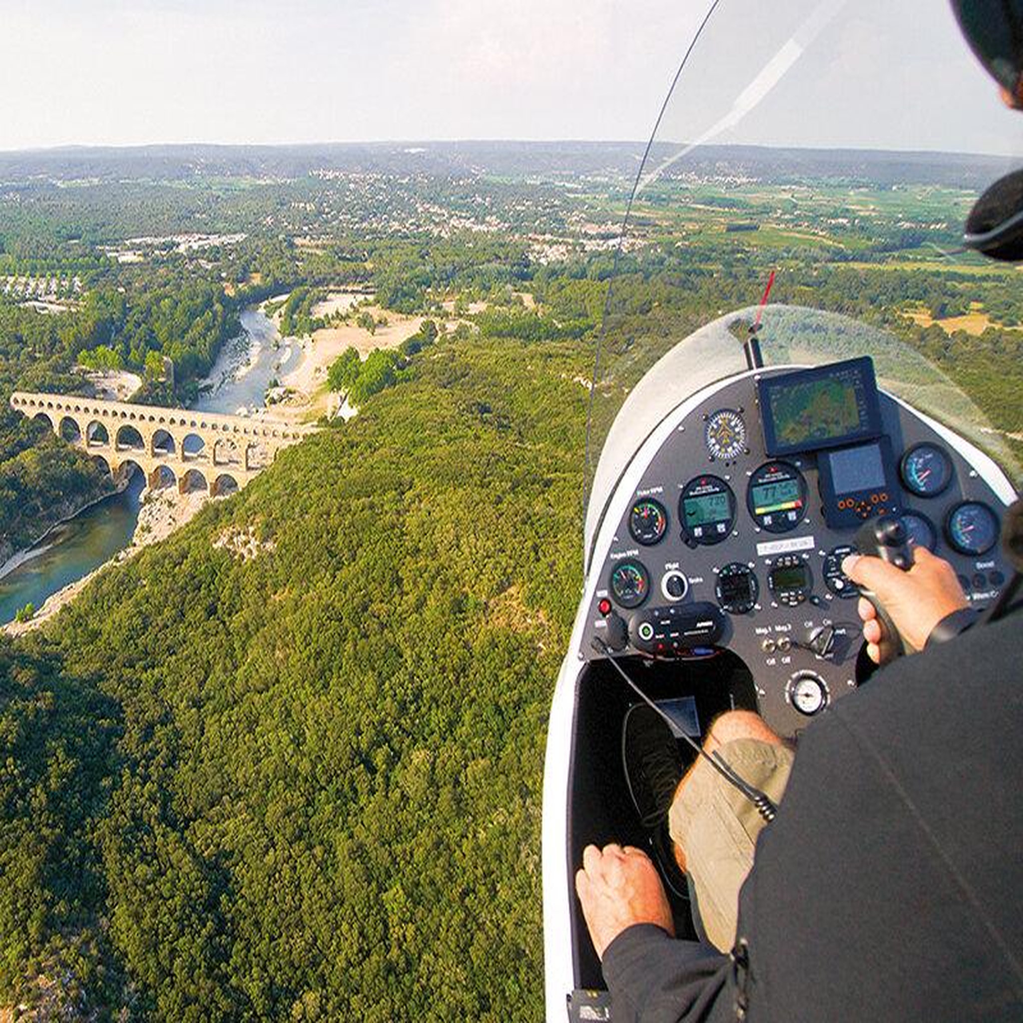 Voir la diapositive 2 : Smartbox Baptême de l'air en ULM de 30 minutes sur le circuit Pont du Gard et Gorges du Gardon - Coffret Cadeau Sport & Aventure