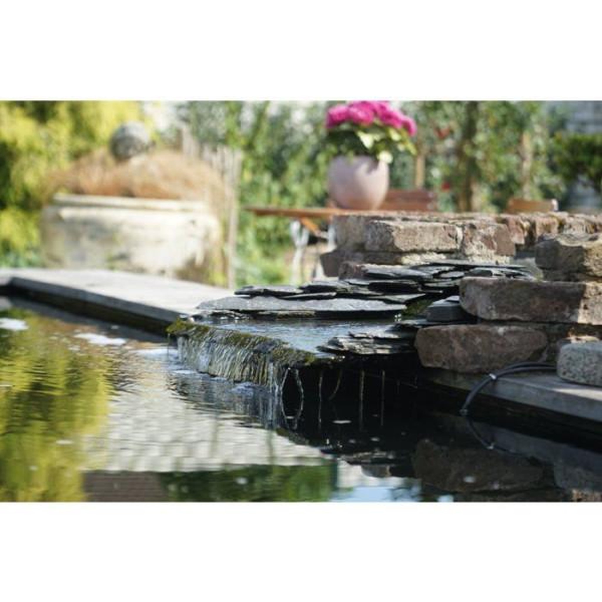 Voir la diapositive 2 : Ubbink Pompe cascade - UBBINK - Cascademax 6000 - Débit 6600 l/h - Hauteur refoulement 4 m - Conso 40 W