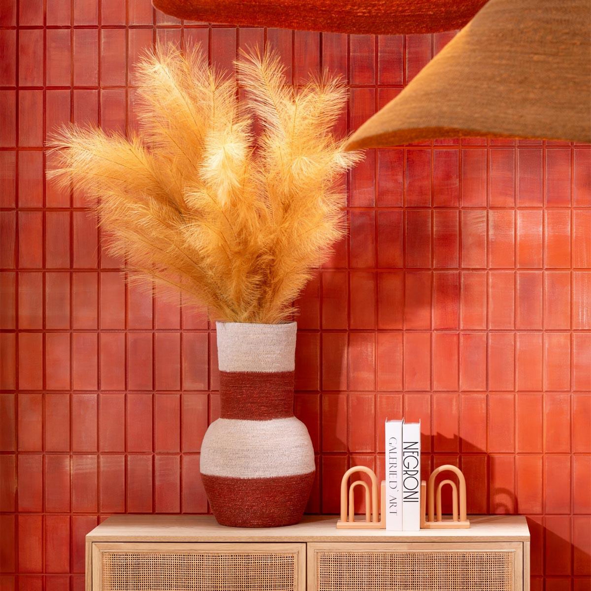 Voir la diapositive 3 : J-LINE Vase déco en jonc  rayures  52cm naturel & terracotta