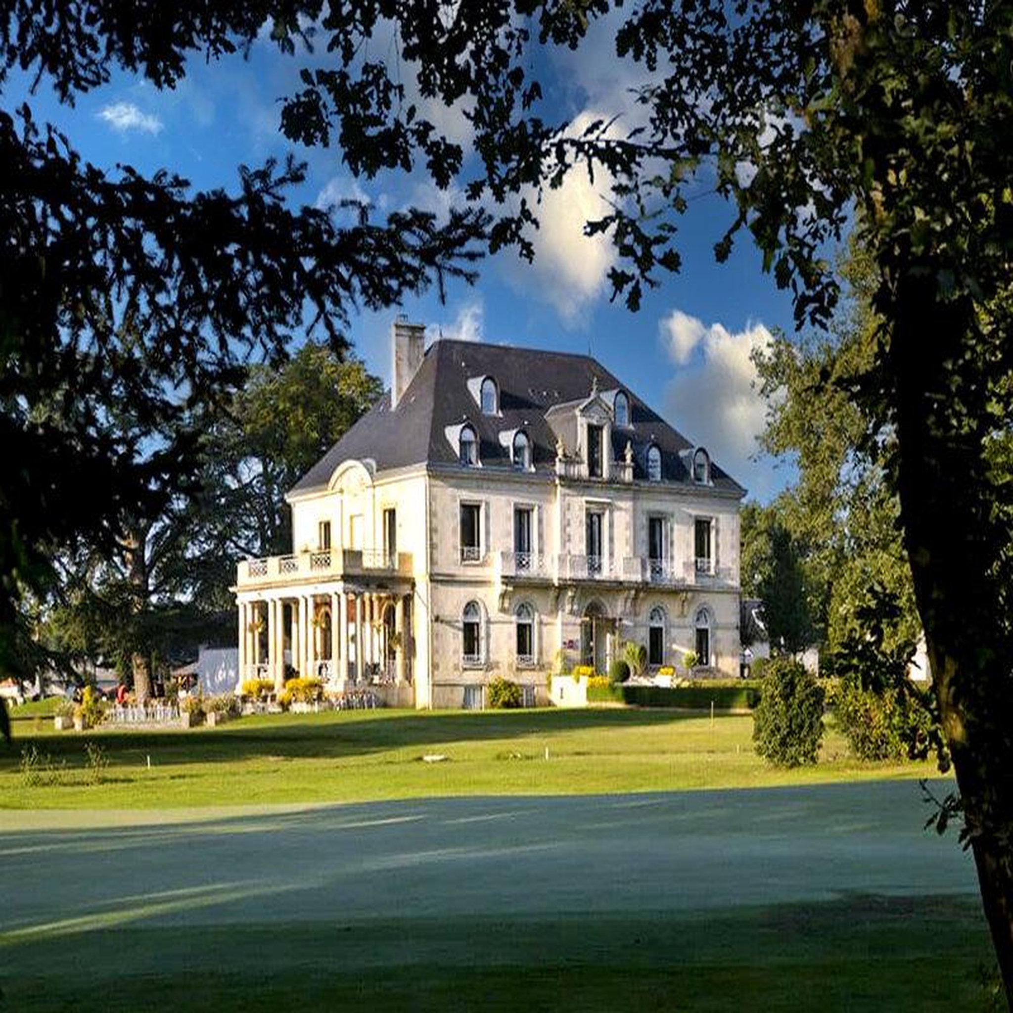 Voir la diapositive 4 : Smartbox 2 jours en famille dans un manoir près de poitiers - coffret cadeau séjour