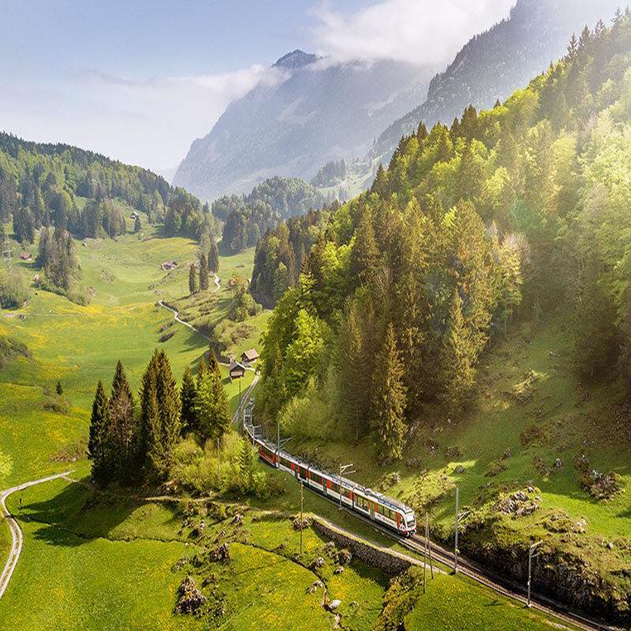 Voir la diapositive 2 : Smartbox Voyage en europe : pass interrail global continu 7 jours avec nuit en hôtel - coffret cadeau multi-thèmes