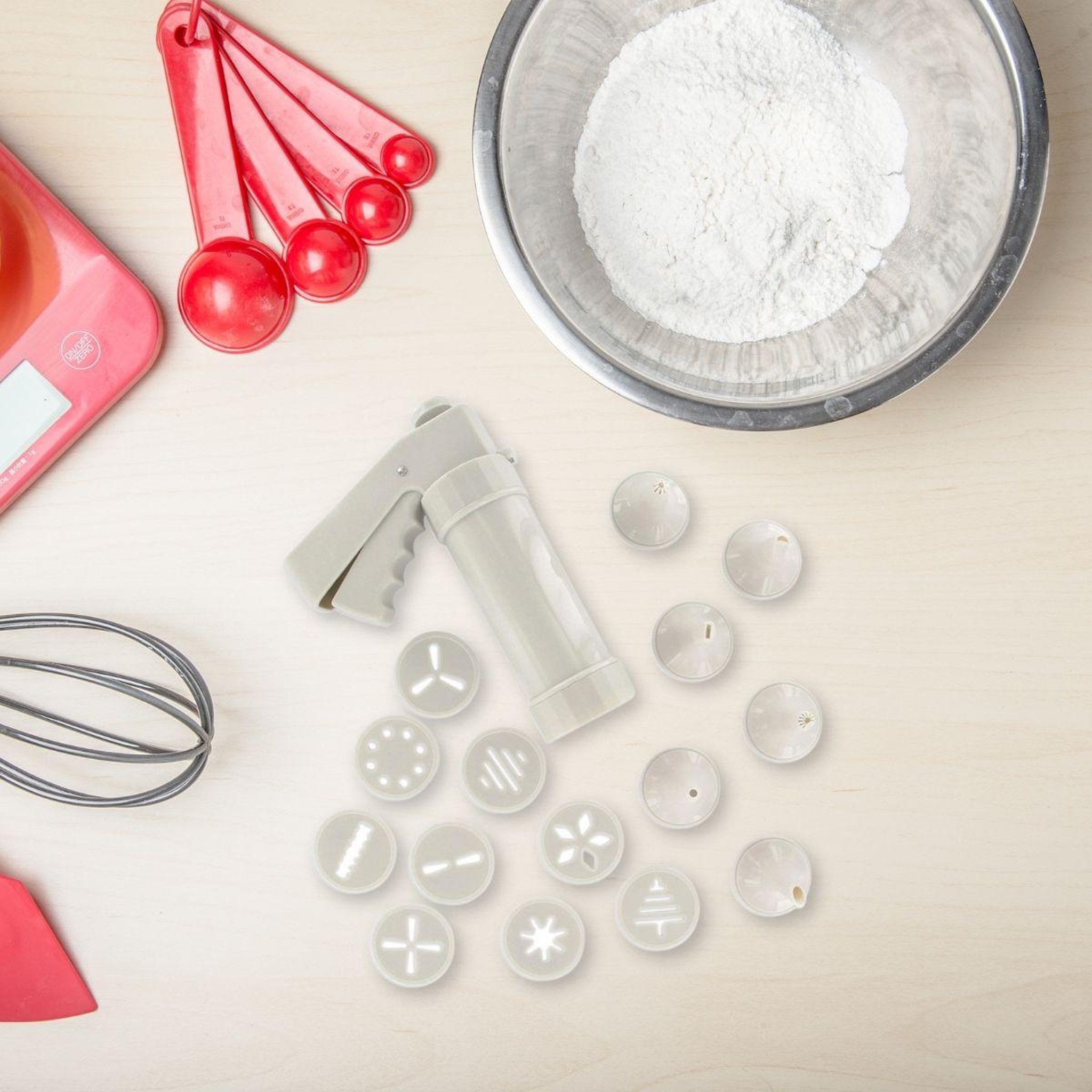 Voir la diapositive 2 : ZENKER Presse-biscuit et 6 embouts et 10 disques de motifs zenker smart pastry