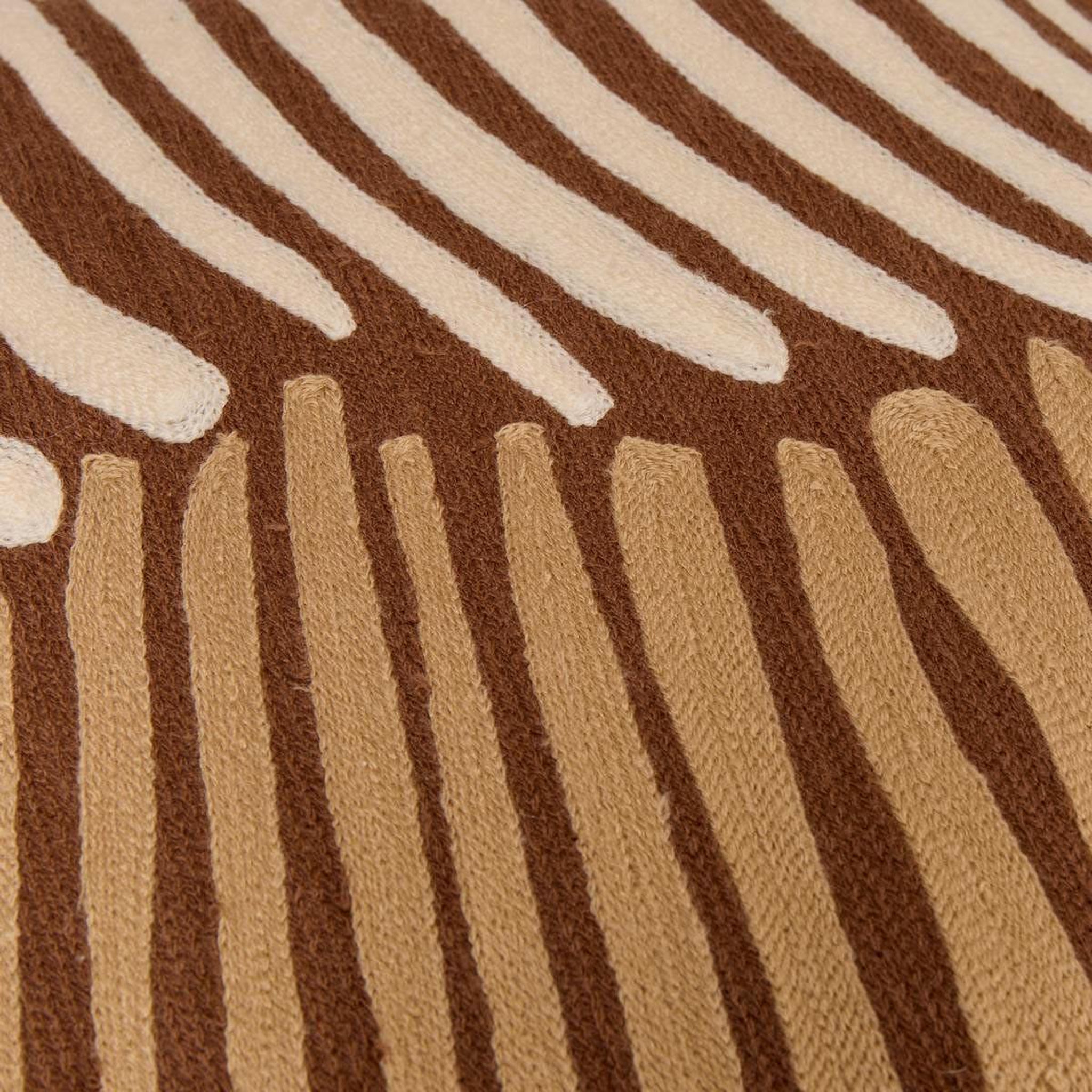 Voir la diapositive 4 : ATMOSPHERA Coussin déco brodé  hary  45x45cm marron