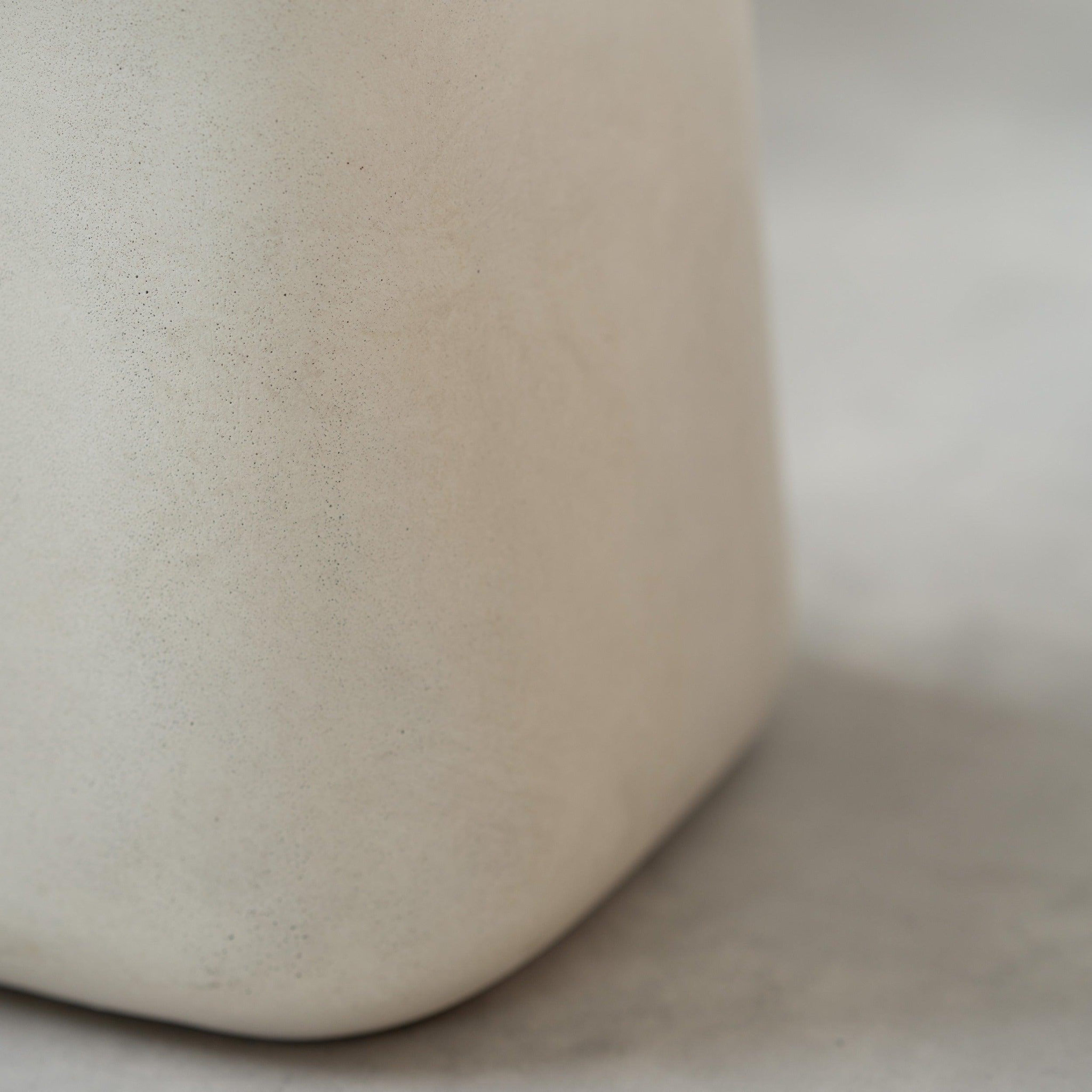 Voir la diapositive 3 : MAISON PAVANE Table d'appoint carrée blanche en fibre d'argile effet béton-samui