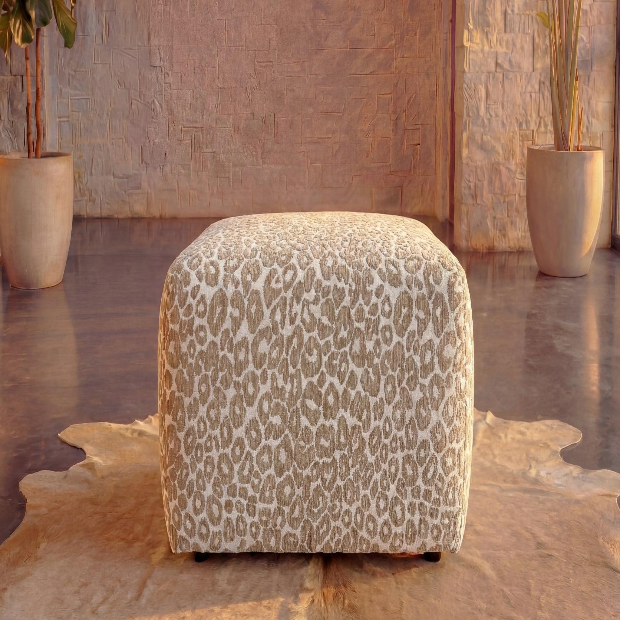 Voir la diapositive 4 : CASANOVA PARIS Elio - pouf en tissu imprimé animalier beige 74x74x41