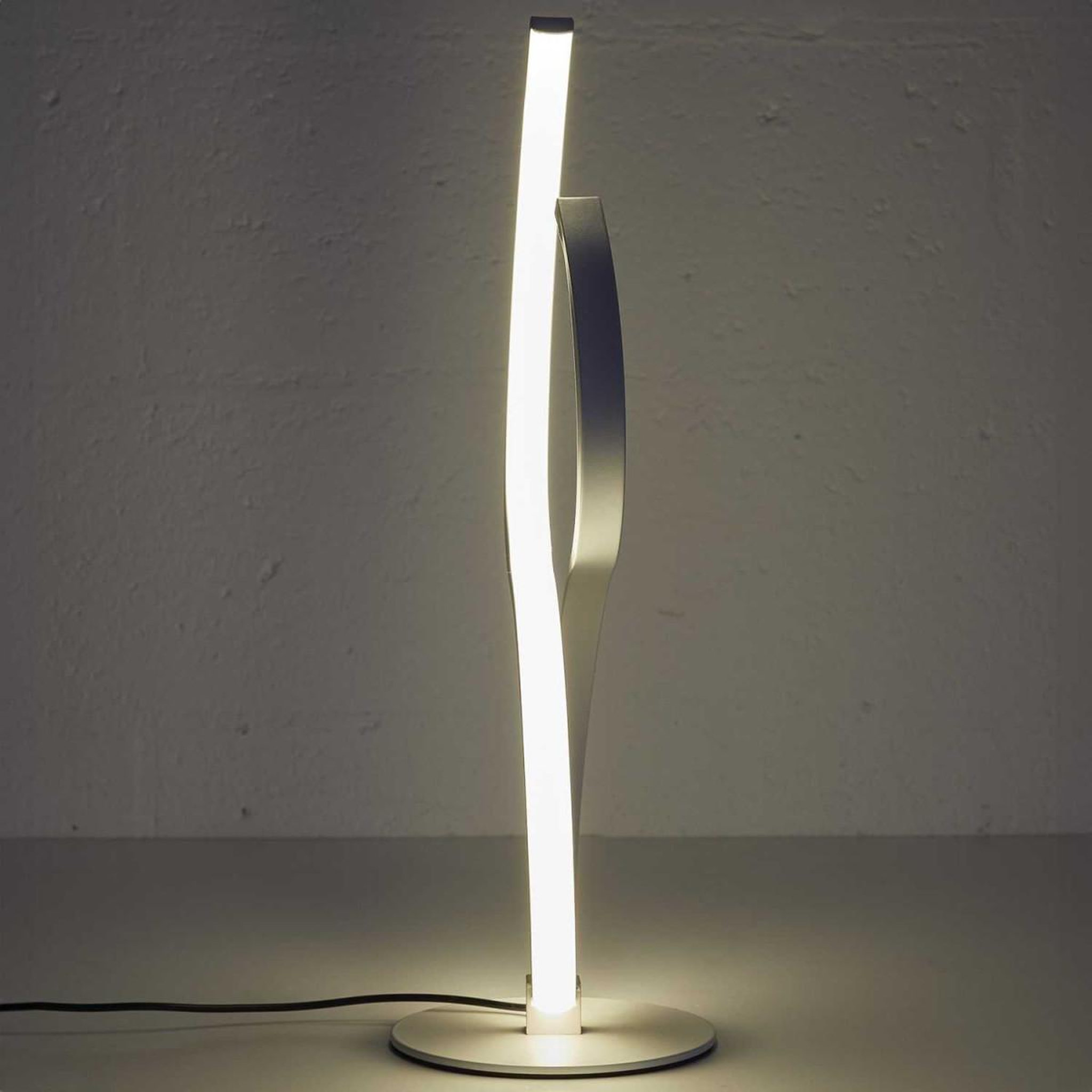 Voir la diapositive 6 : The Home Deco Factory Lampe à poser design  120 led  36cm blanc