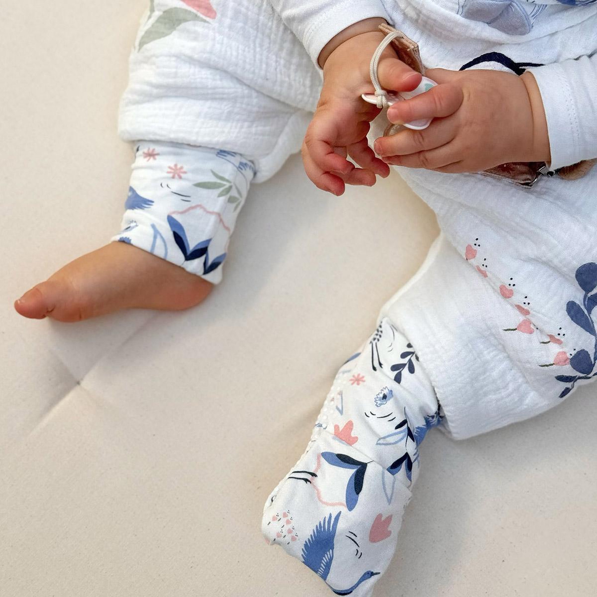 Voir la diapositive 6 : Petit Béguin Turbulette tog2 en gaze de coton avec pieds retroussables tiana