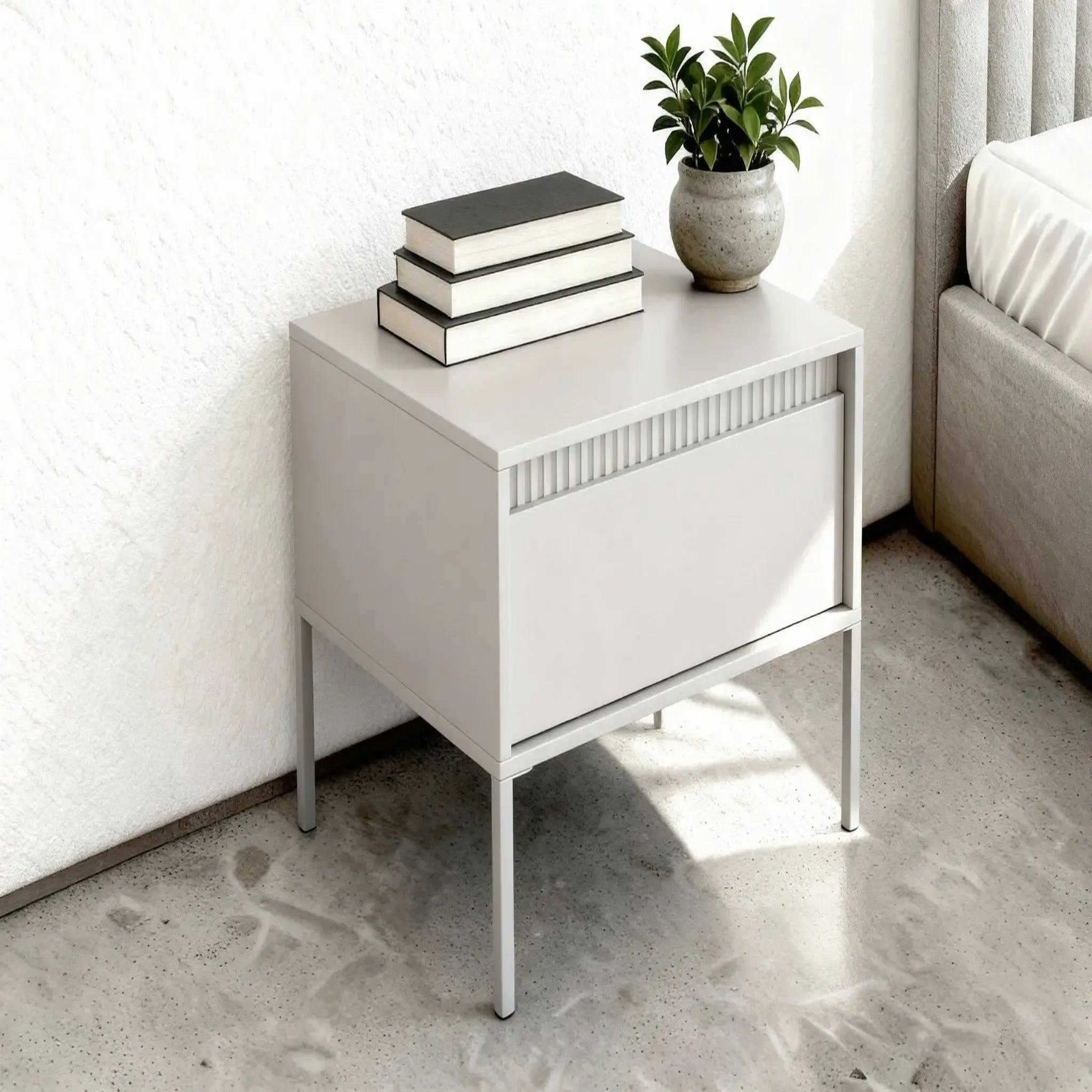Voir la diapositive 4 : CASANOVA PARIS Alina - table de chevet 68cmpieds en métal