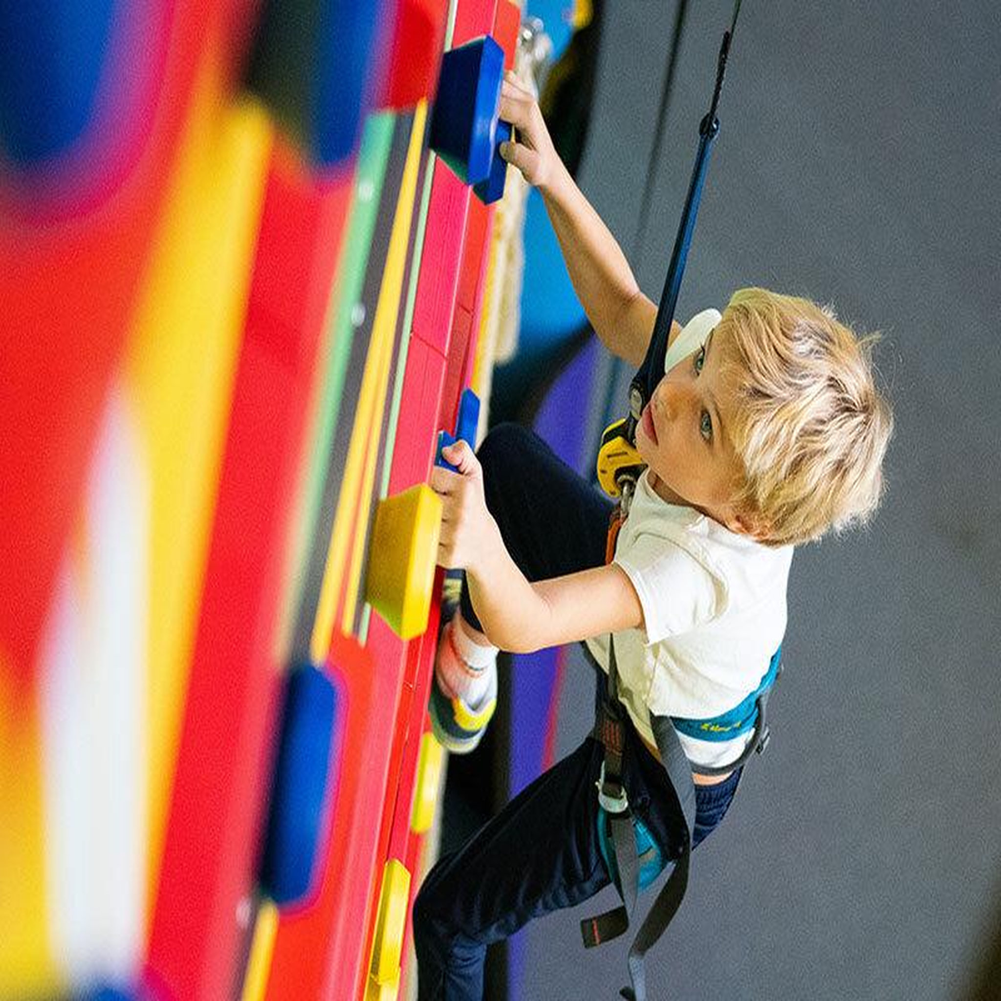 Voir la diapositive 3 : Smartbox Session d'escalade en salle : 2h pour 2 personnes à Nanterre - Coffret Cadeau Sport & Aventure