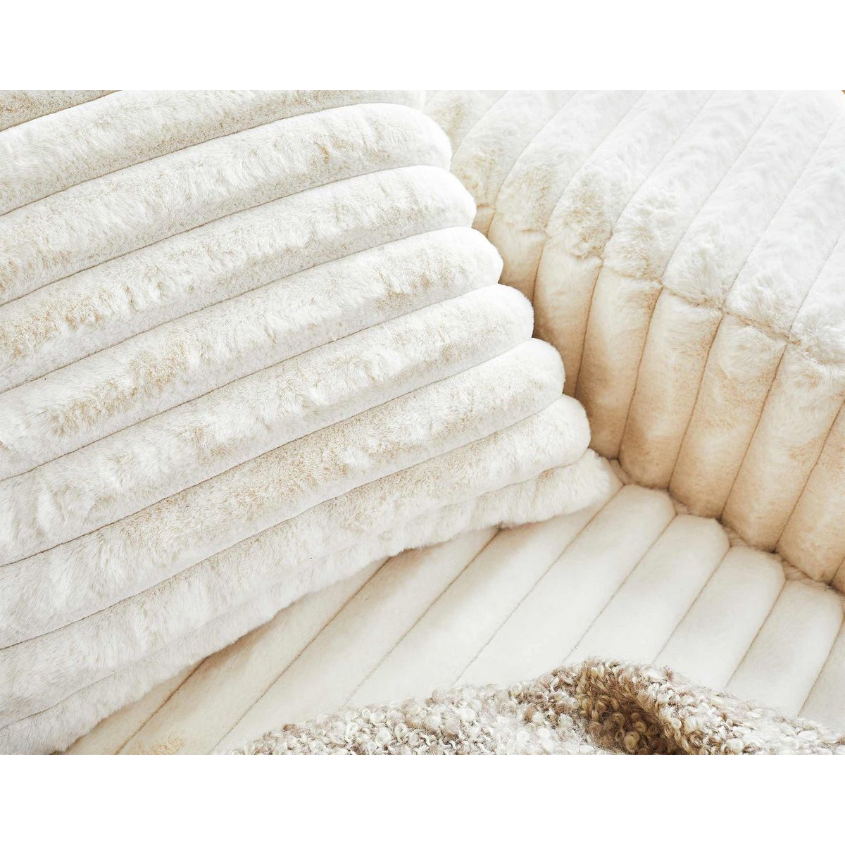 LISA DESIGN Laponie - canapé d'angle droit - 4 places - en fausse fourrure côtelée