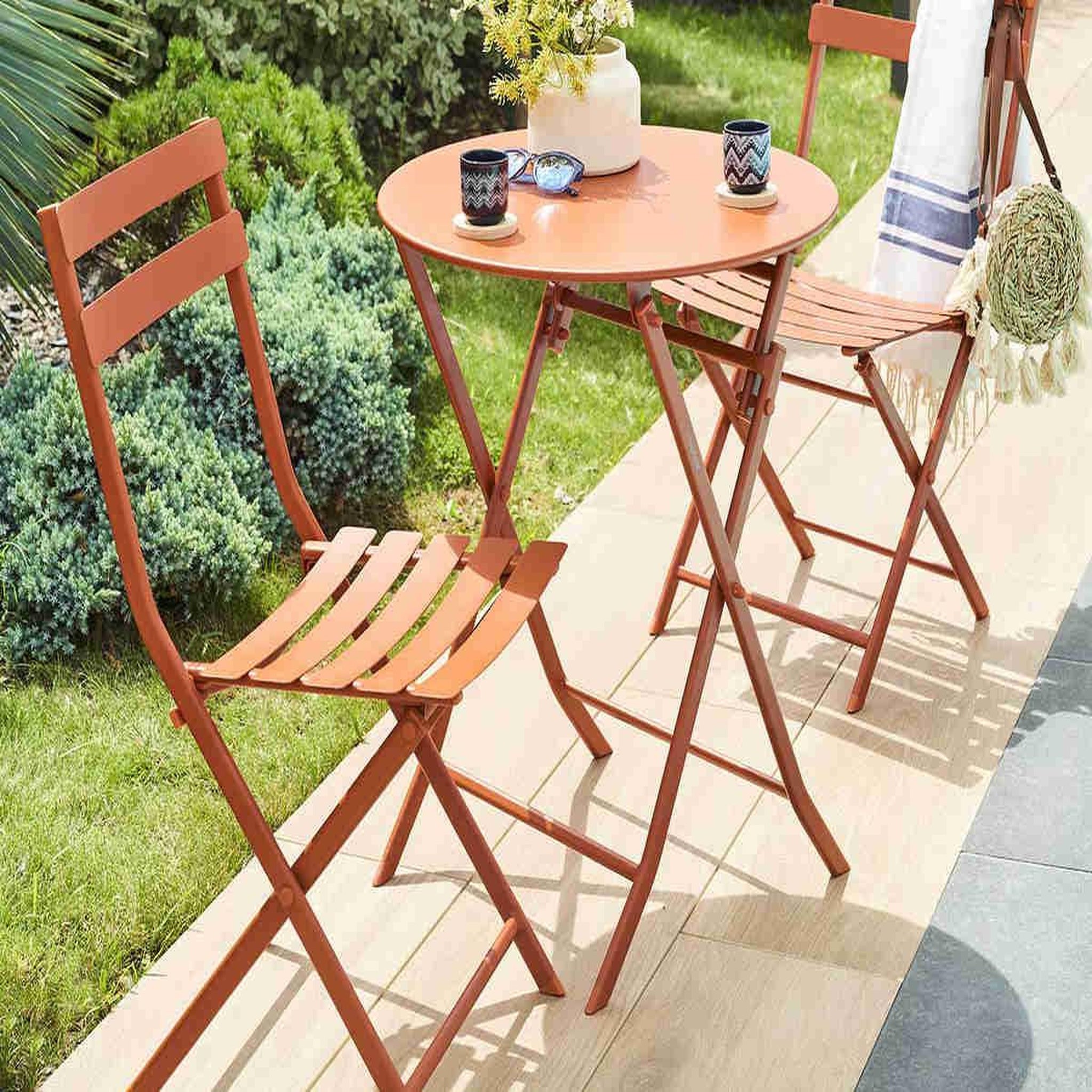 Voir la diapositive 5 : HESPERIDE Table de jardin ronde Greensboro Ø 60 cm Ambre - Hespéride