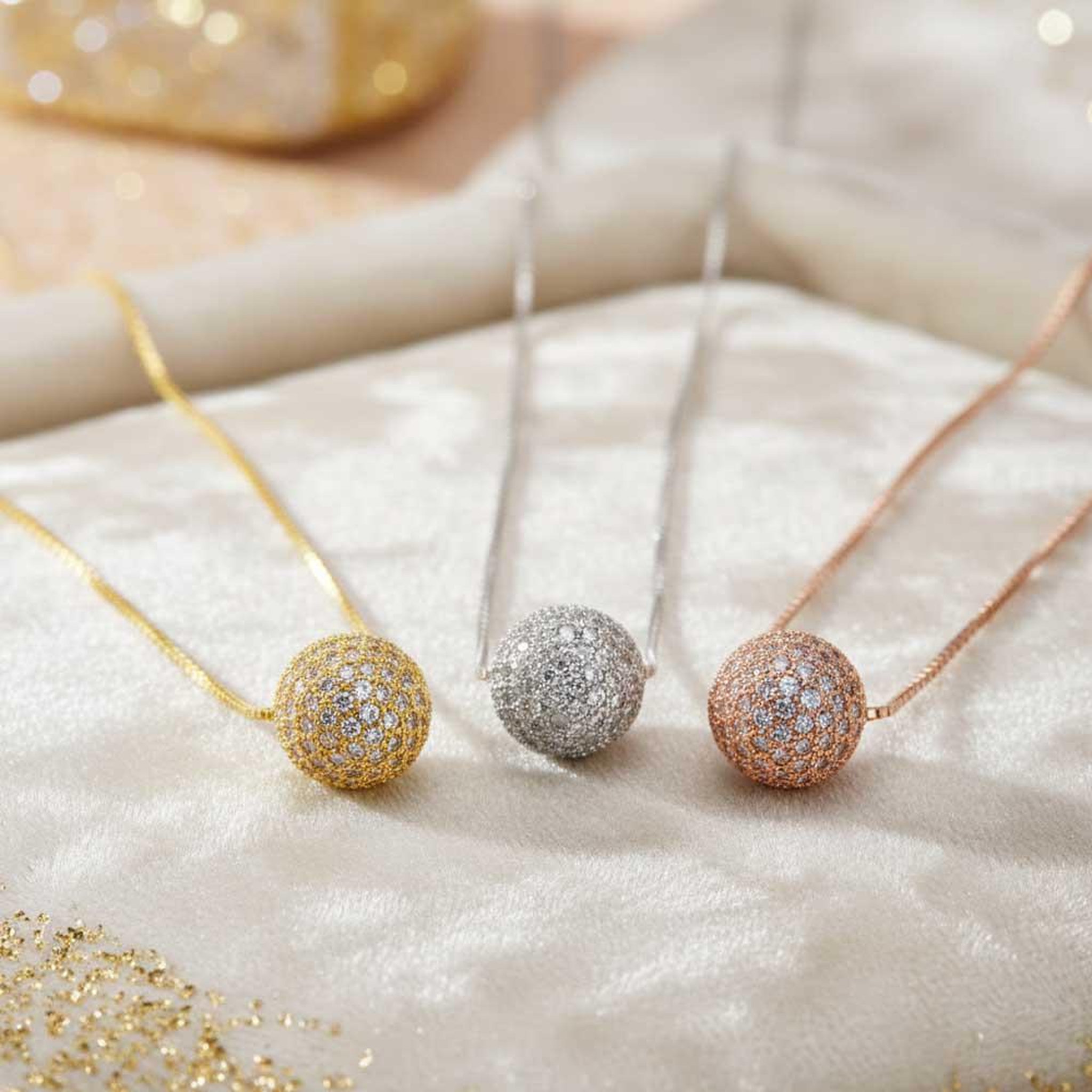Voir la diapositive 2 : L'ATELIER D'AZUR Collier Argent 925/000 Doré - Boule Pavée de Zirconiums