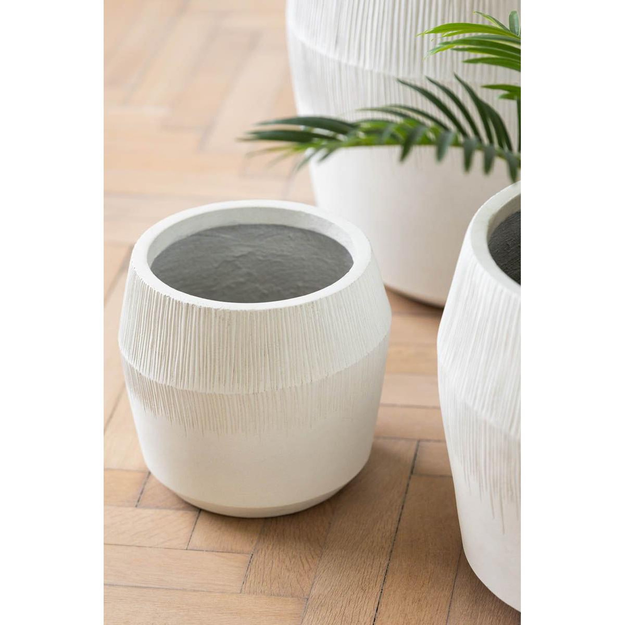 Voir la diapositive 5 : J-LINE Lot de 3 cache-pots en argile  abel  55cm blanc