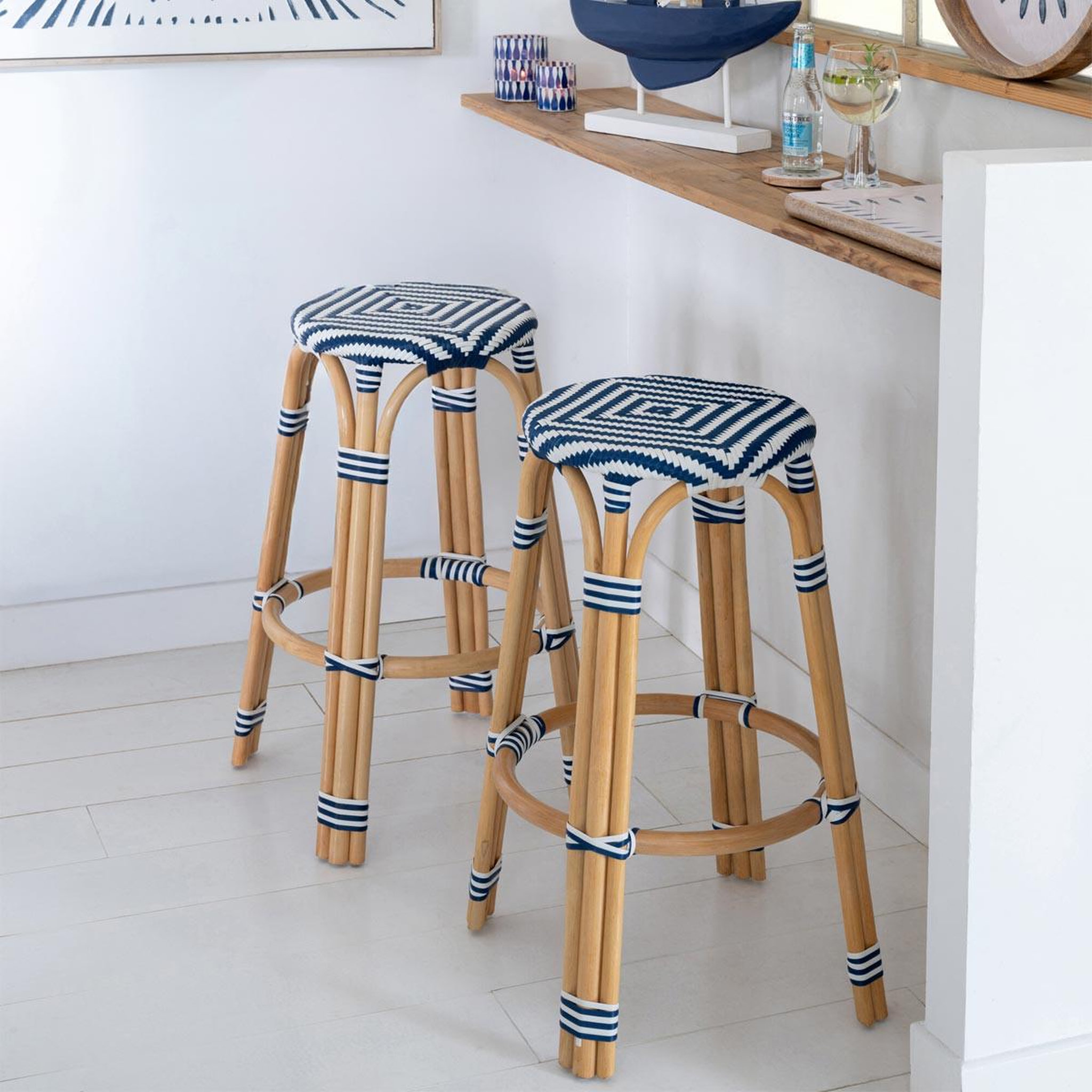 Voir la diapositive 5 : J-LINE Tabouret de bar en rotin  geo  66cm bleu & blanc
