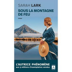 SOUS LA MONTAGNE DE FEU, Lark Sarah