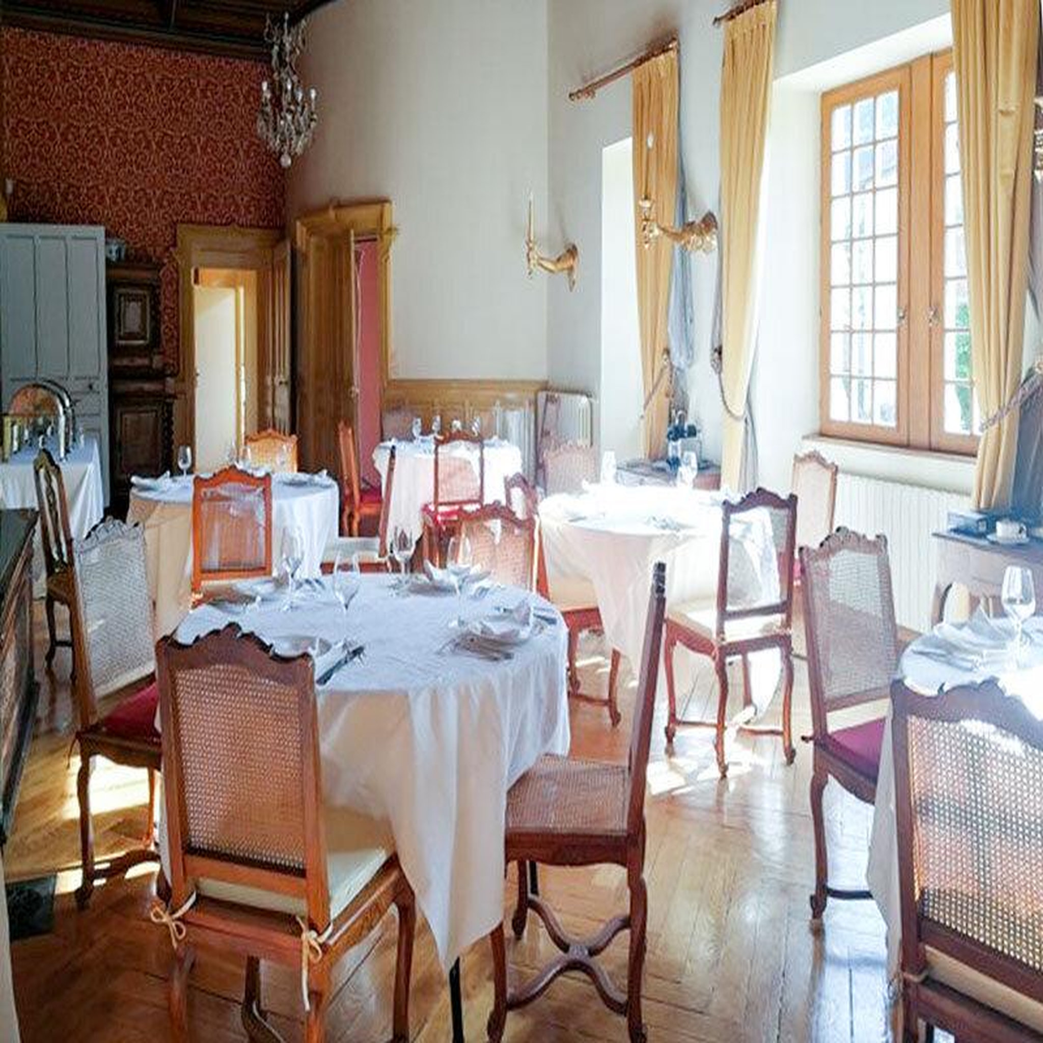 Voir la diapositive 3 : Smartbox Séjour de 2 jours en château 4* avec dîner 4 plats près d'Annecy - Coffret Cadeau Séjour