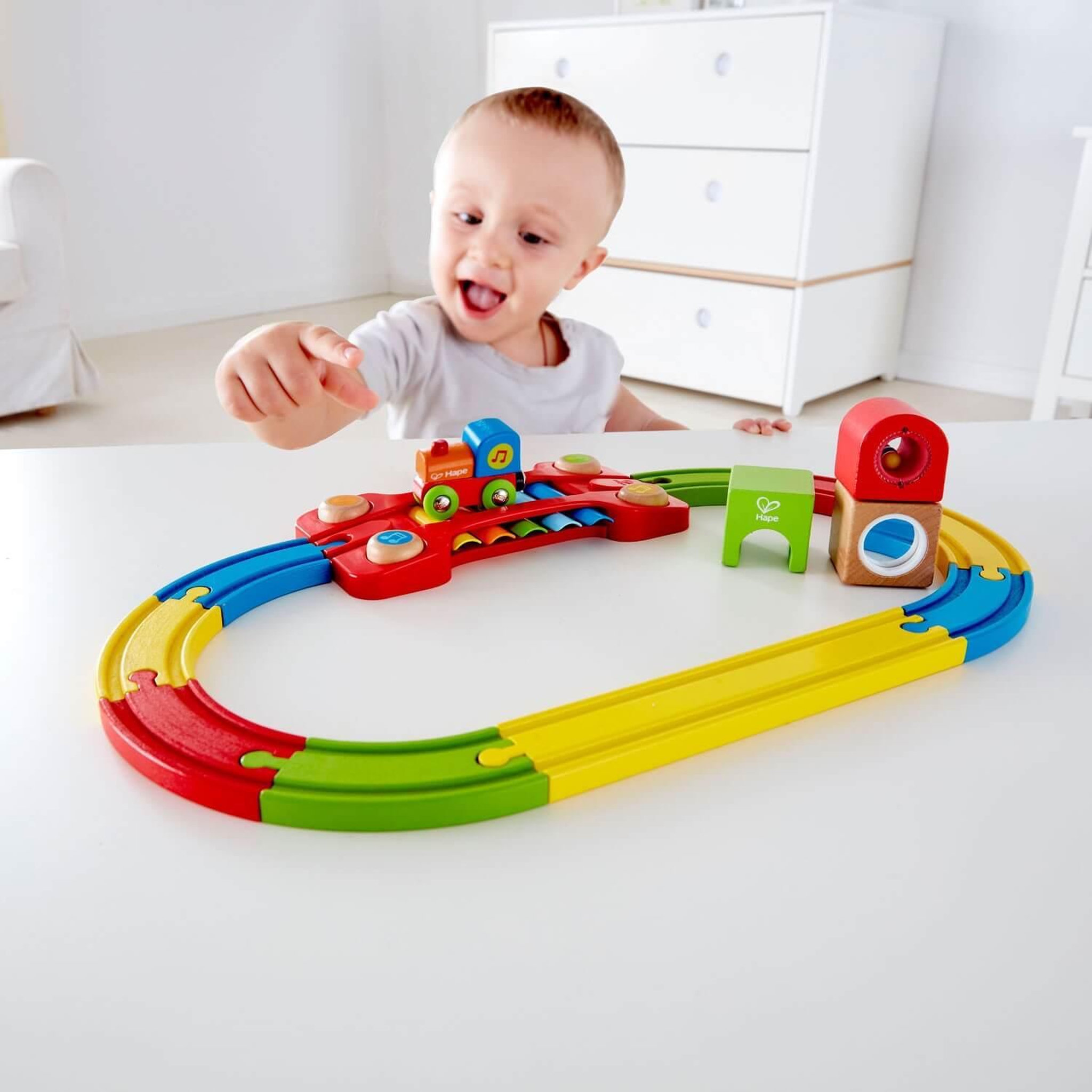 Voir la diapositive 3 : Hape Chemin de fer sensoriel