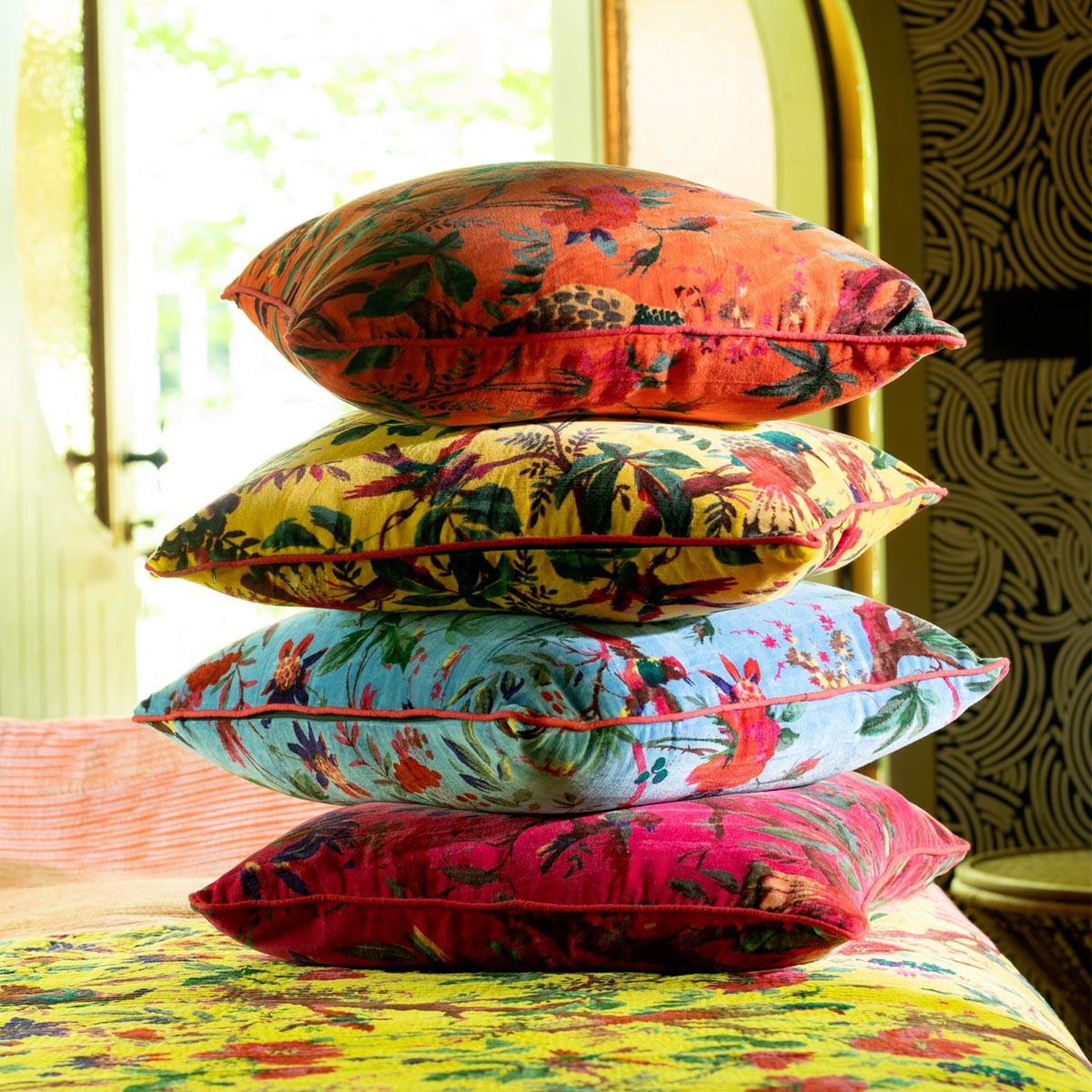 Voir la diapositive 3 : J-LINE Coussin déco en velours  oiseaux fleurs  45x45cm orange