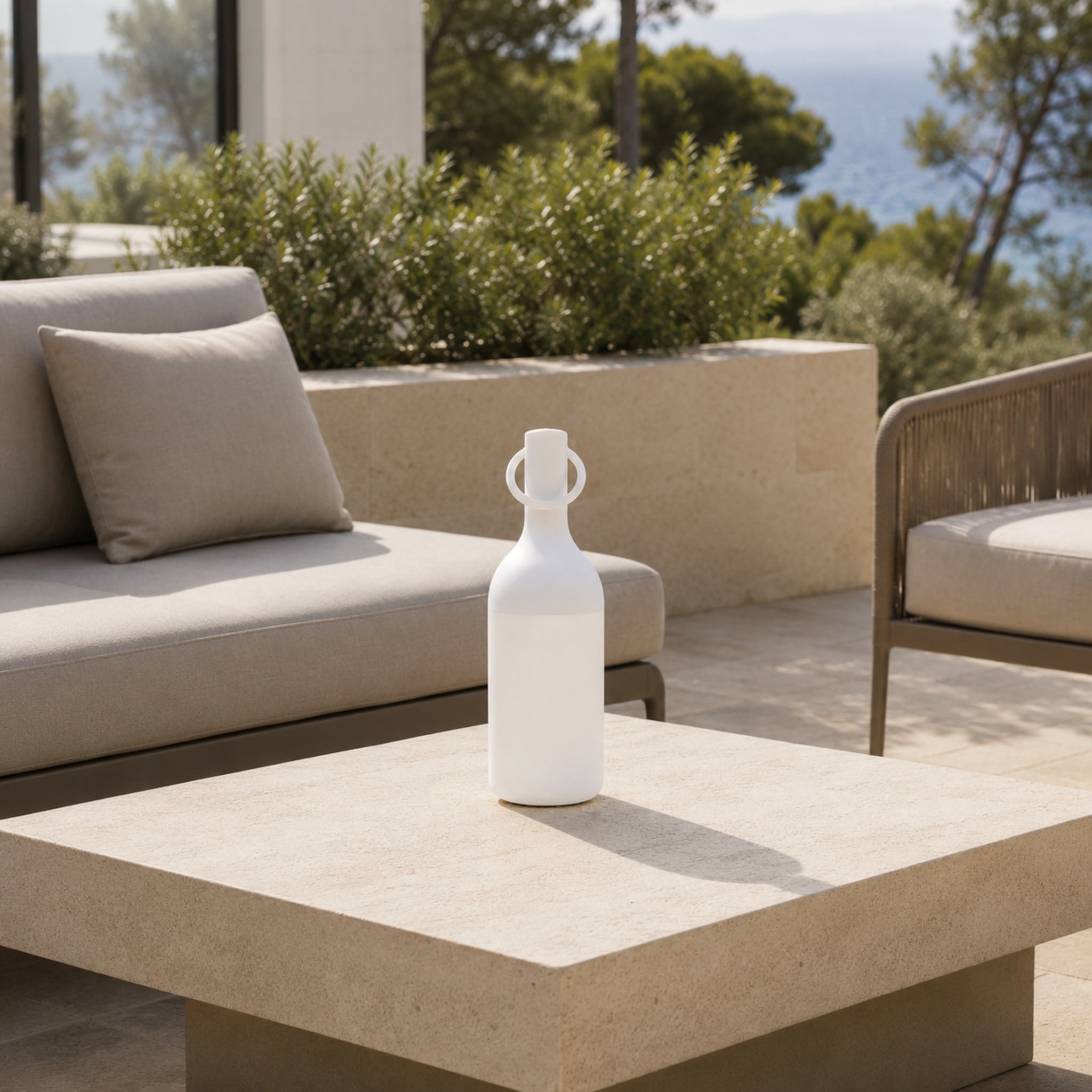 Voir la diapositive 2 : MAISON PAVANE Lampe nomade en plastique blanc-Elo