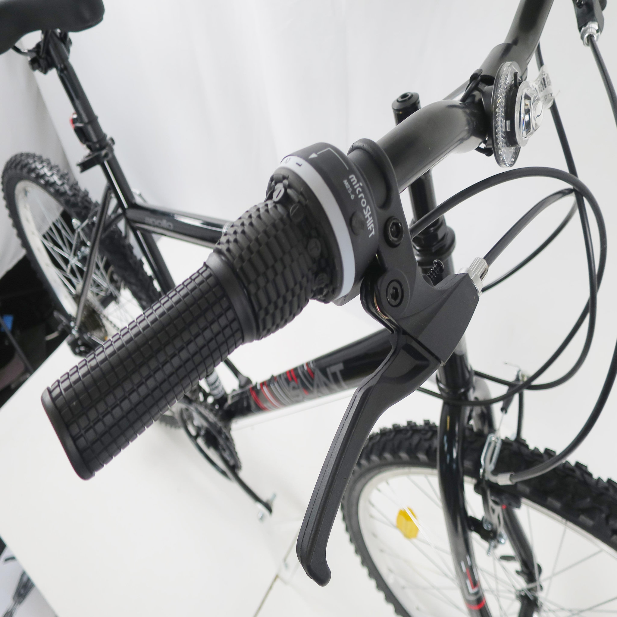 Voir la diapositive 4 : Vélo VTT 26'' Rigide Homme Acier  Slant / Apollo  - 18 vitesses - Shimano TY21 - Fourche Rigide - Freins V-brake et Poignées Microshift