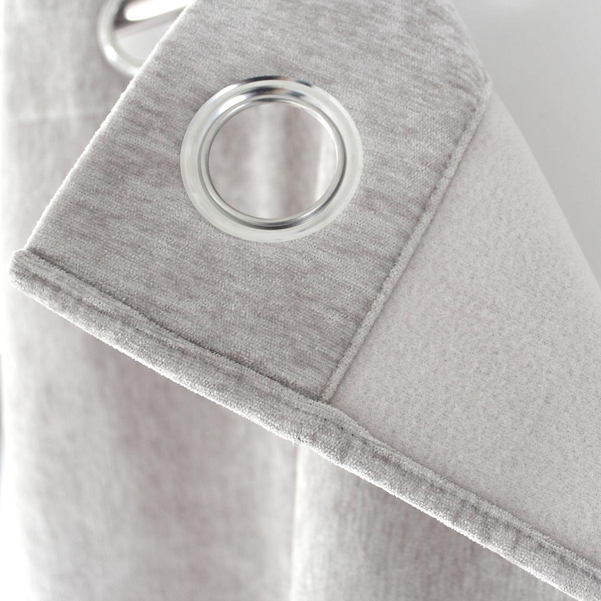 Voir la diapositive 2 : ENJOY HOME Rideau thermique occultant  velvet  140x260cm gris clair