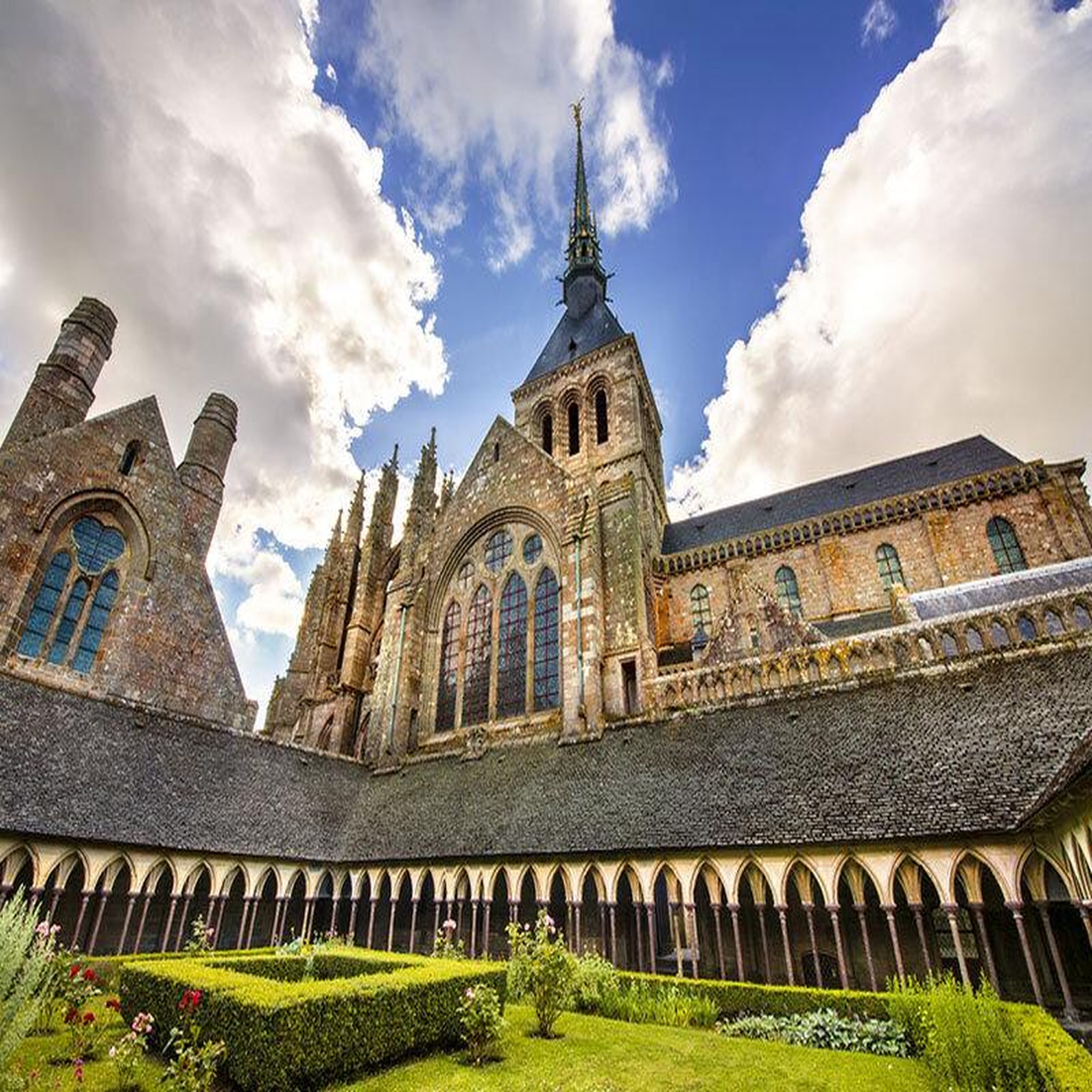 Voir la diapositive 2 : Smartbox Découverte d'un trésor normand : 2 billets prioritaires pour l'abbaye du mont-saint-michel - coffret cadeau sport & aventure