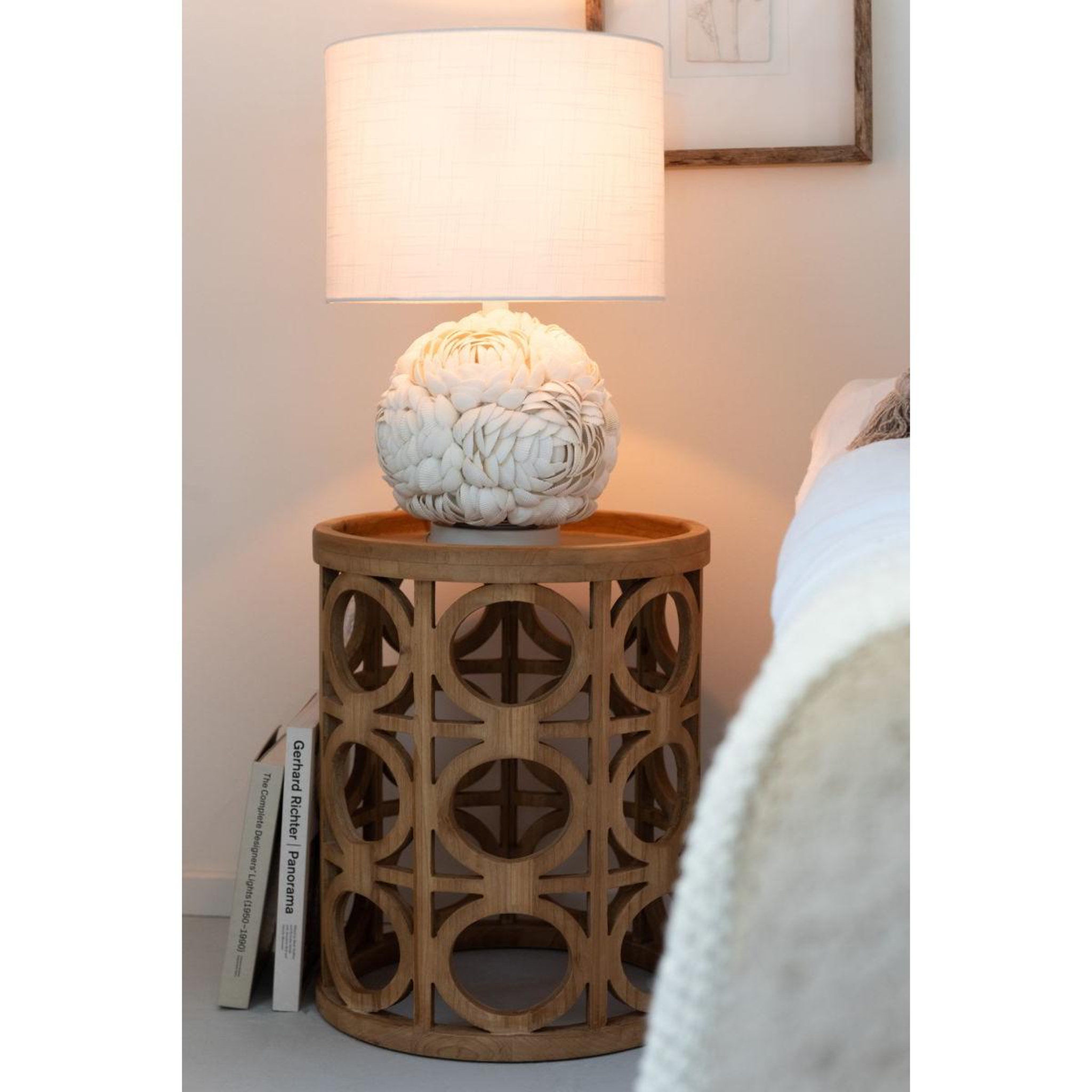 Voir la diapositive 6 : J-LINE Lampe à poser coquillage  beach  59cm blanc