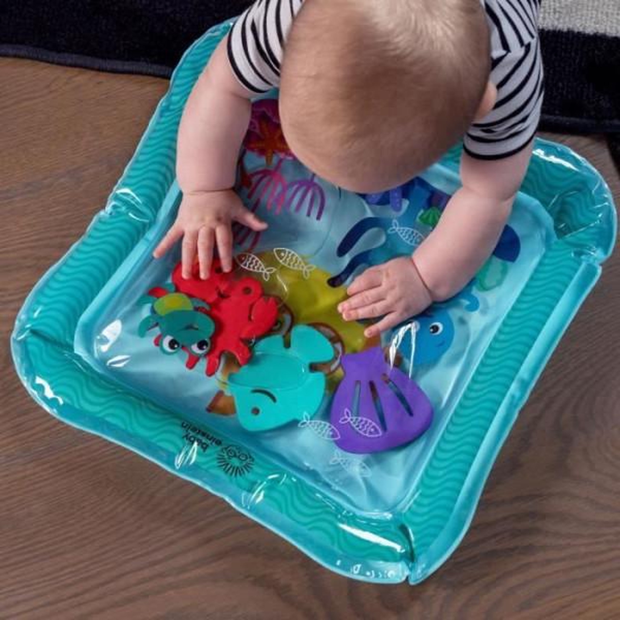 Voir la diapositive 2 : BABY EINSTEIN BABY EINSTEIN Tapis a eau Découverte sensorielle Ocean Explorers - 0 a 36 mois
